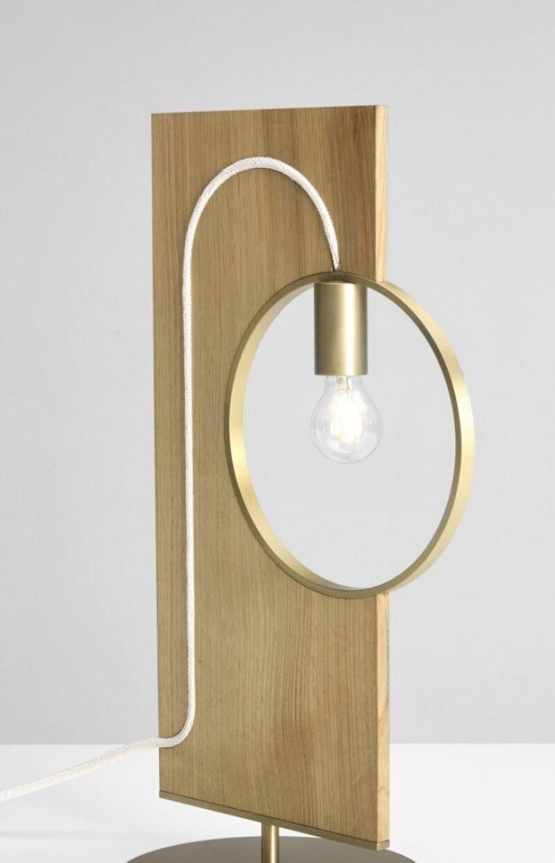 Tischlampe „LOOP“ aus Holz und Messing, Filip Janssens (Moderne) im Angebot