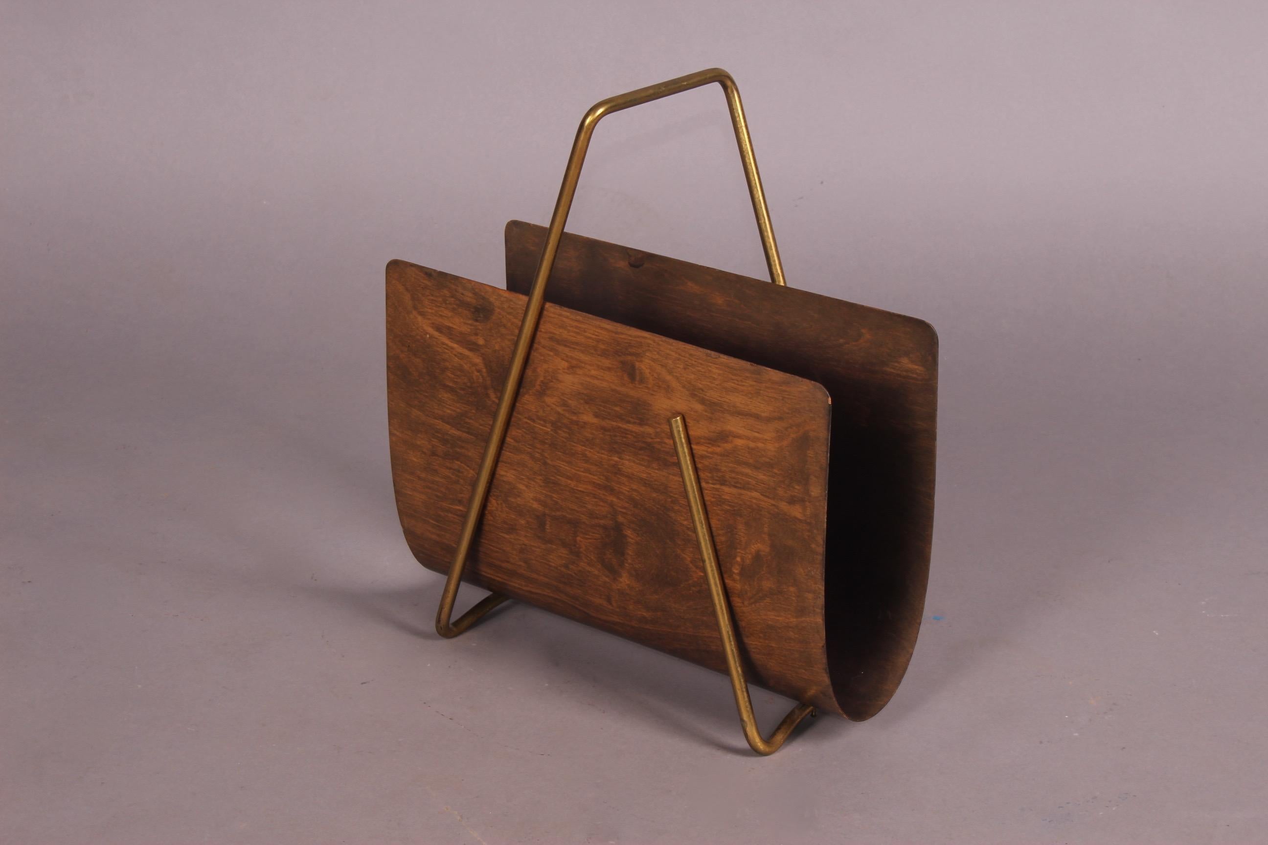 Wood and Brass Magazine Rack In Excellent Condition In grand Lancy, CH