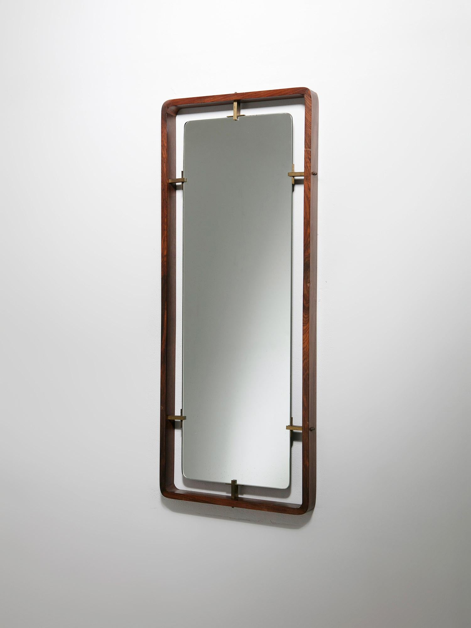 Miroir mural attribué à Santambrogio & De Berti.
Cadre épais en bois massif avec bras en laiton supportant la pièce intérieure en verre miroir.