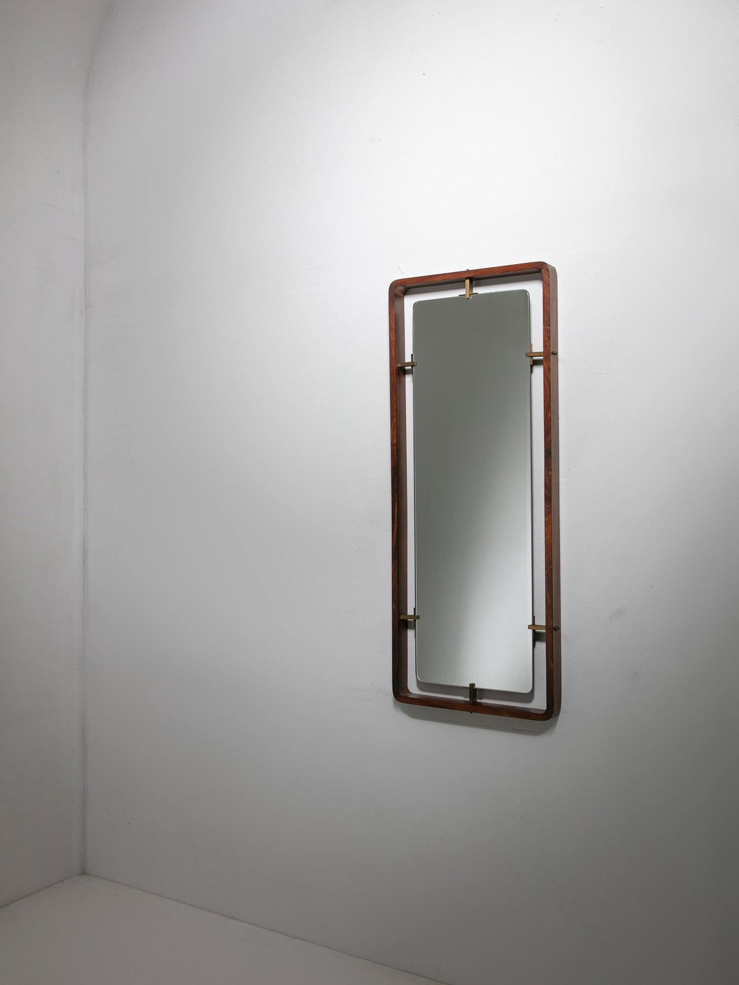 Milieu du XXe siècle Miroir en bois et laiton attribué à Santambrogio & De Berti. Italie, années 1960 en vente