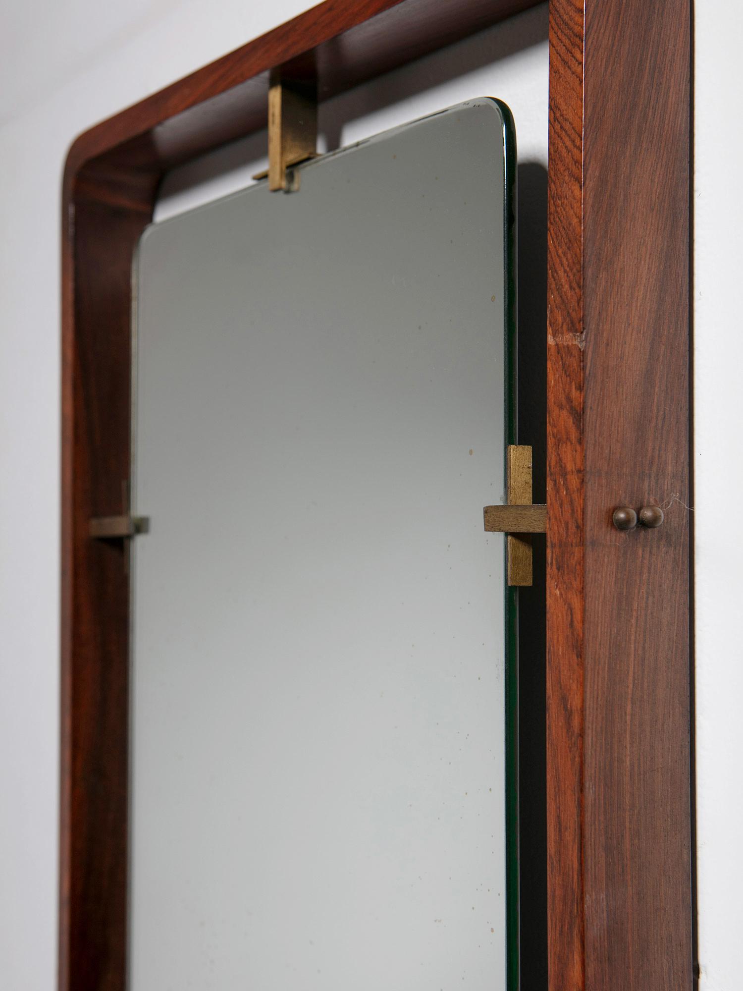 Laiton Miroir en bois et laiton attribué à Santambrogio & De Berti. Italie, années 1960 en vente