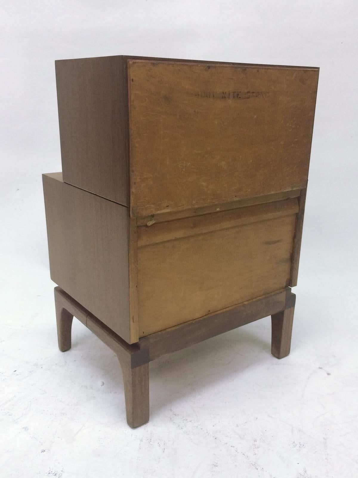 Milieu du XXe siècle Table de nuit en bois et laiton de John Keal pour Brown-Saltman en vente