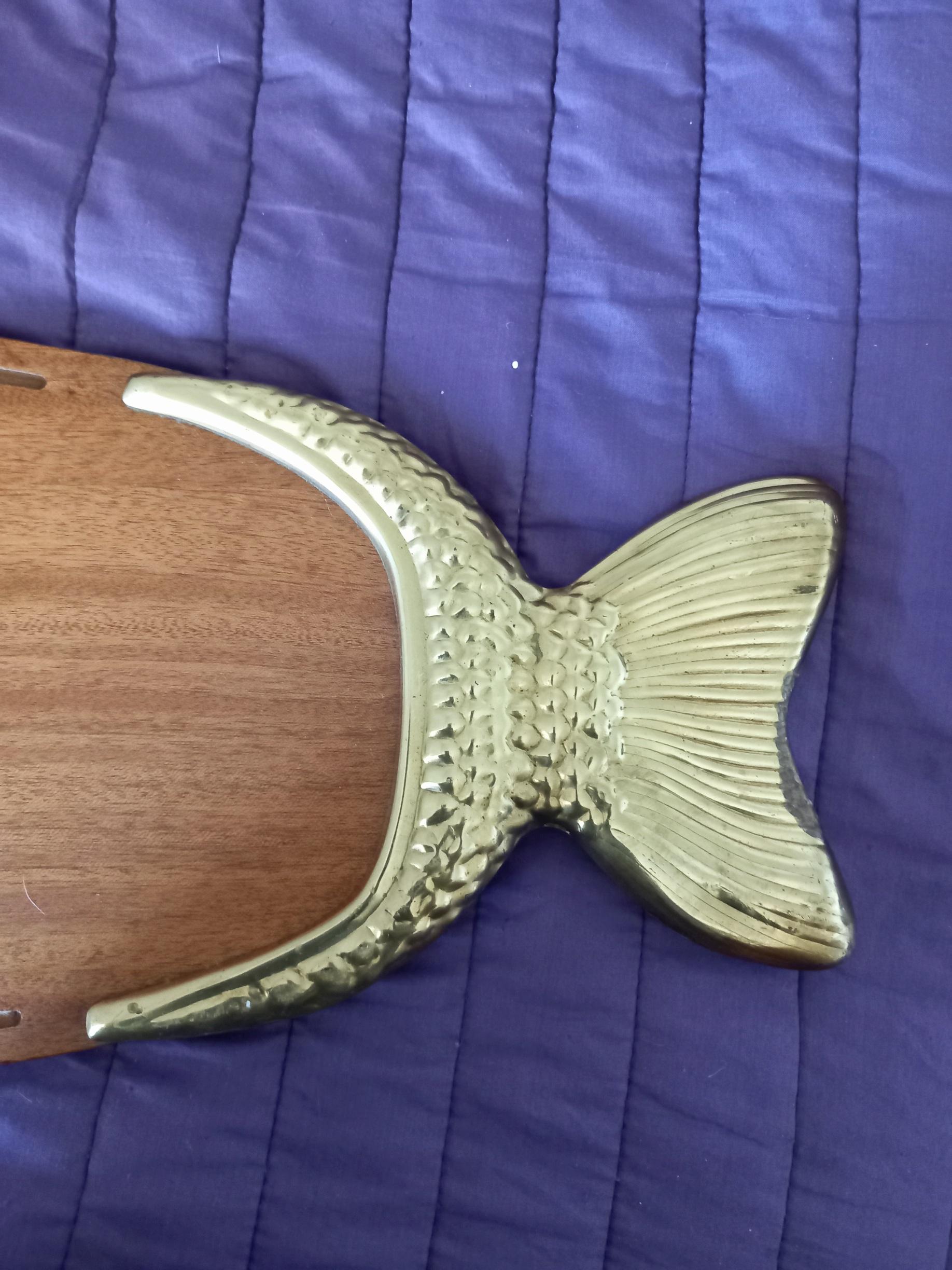 Wood and brass serving board
Beautiful piece to serve your salmon or fish.
The wood is in perfect condition. The metal begins to have normal signs, not wear, signs of the passage of time. The person who buys it can polish it or clean it with a metal