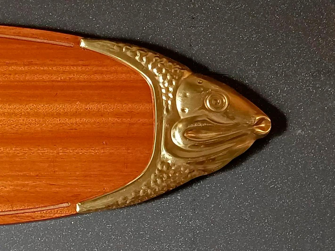 Servierplatte in Fischform, Tablett aus Holz und Messing, Servierplatte in Fischform, Mitte des Jahrhunderts im Angebot 2