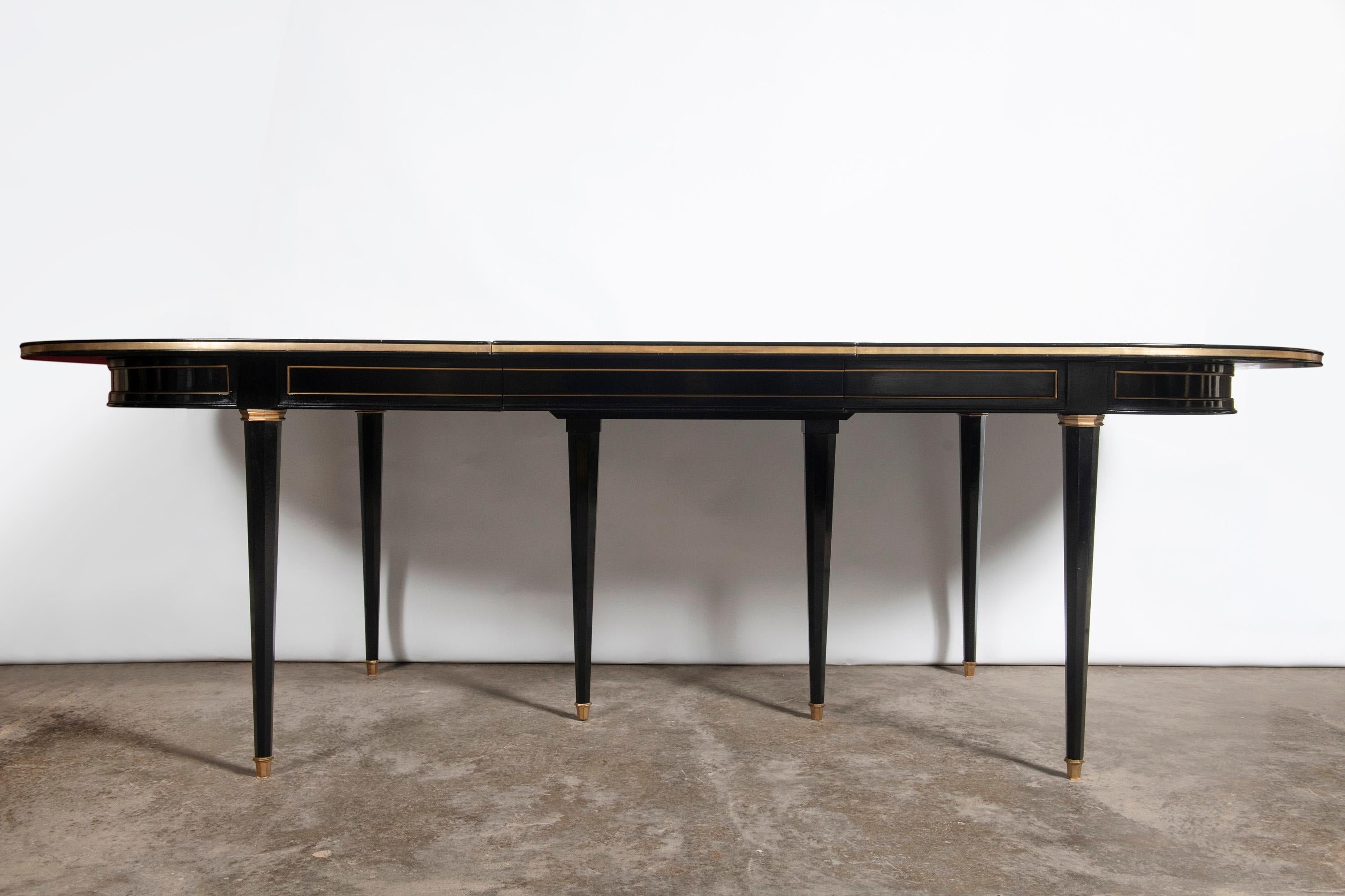 Mid-Century Modern Table de salle à manger avec deux extensions conçues par la Maison Jansen. en vente