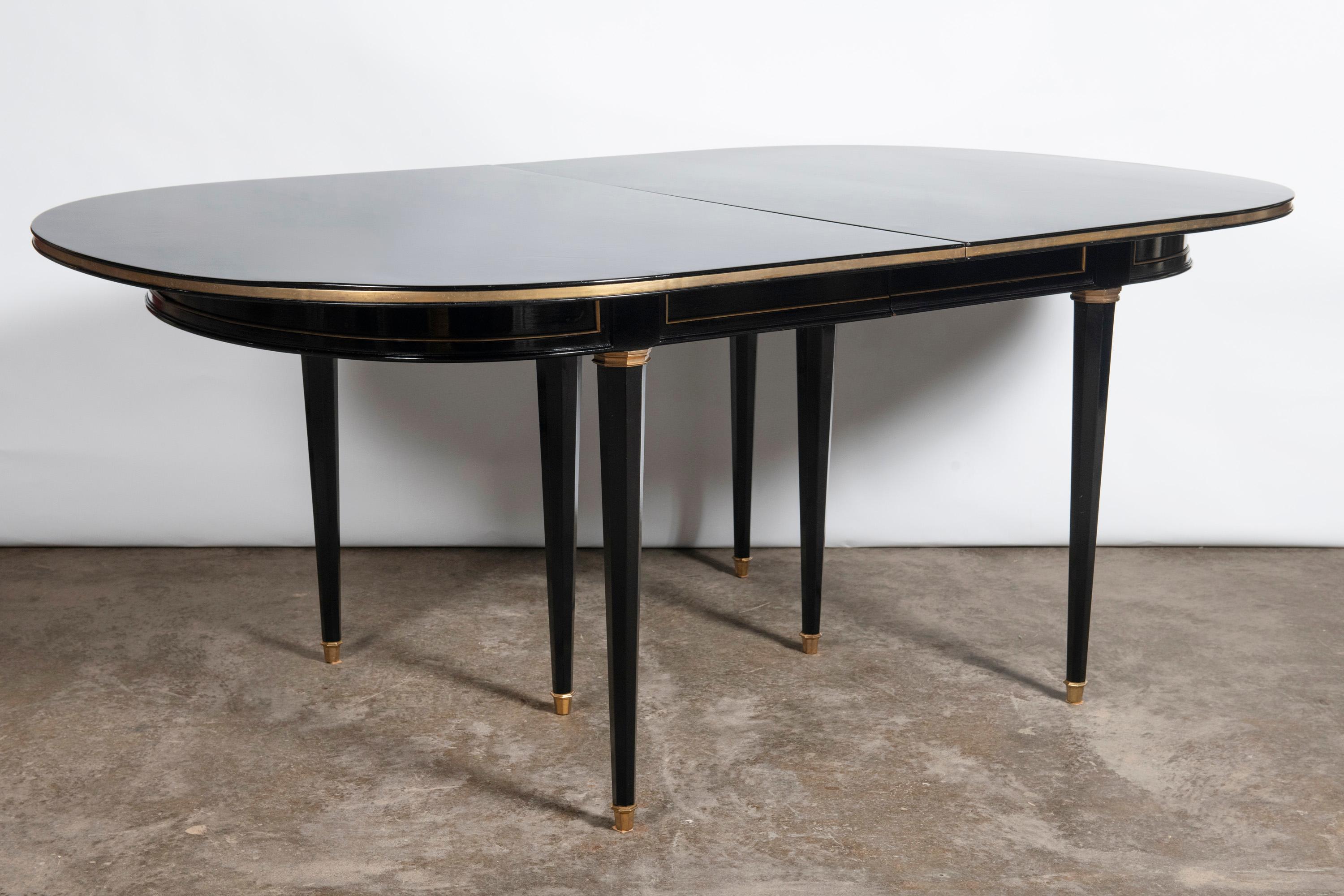 Français Table de salle à manger avec deux extensions conçues par la Maison Jansen. en vente