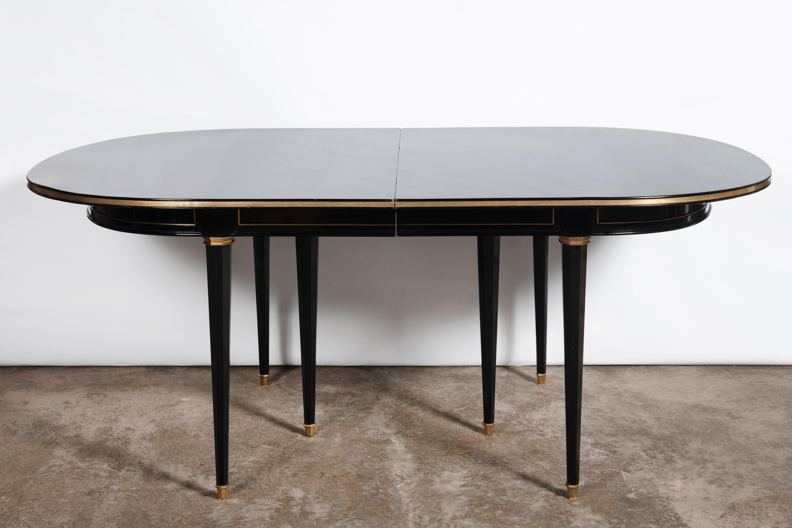 Milieu du XXe siècle Table de salle à manger avec deux extensions conçues par la Maison Jansen. en vente