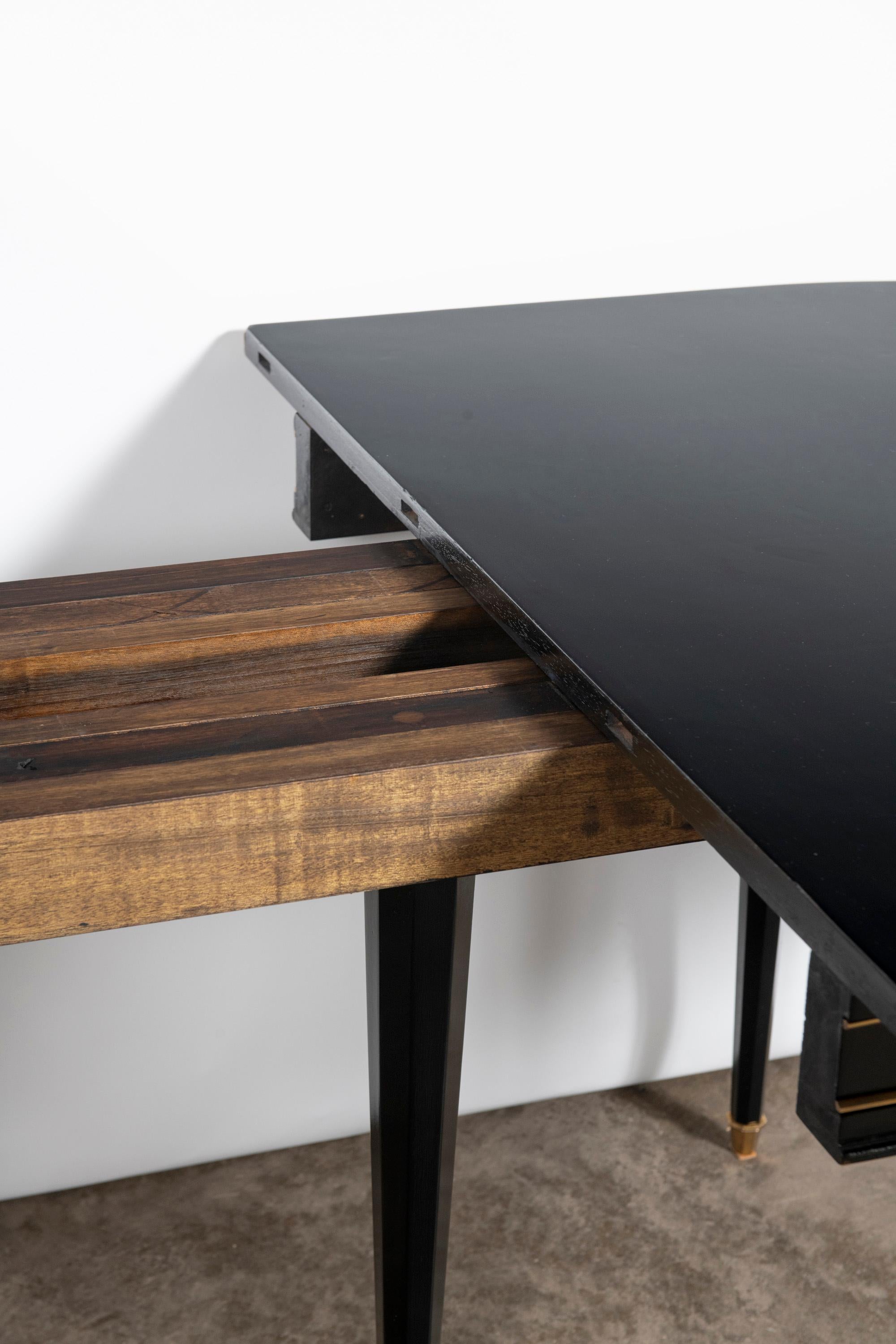 Table de salle à manger avec deux extensions conçues par la Maison Jansen. en vente 1