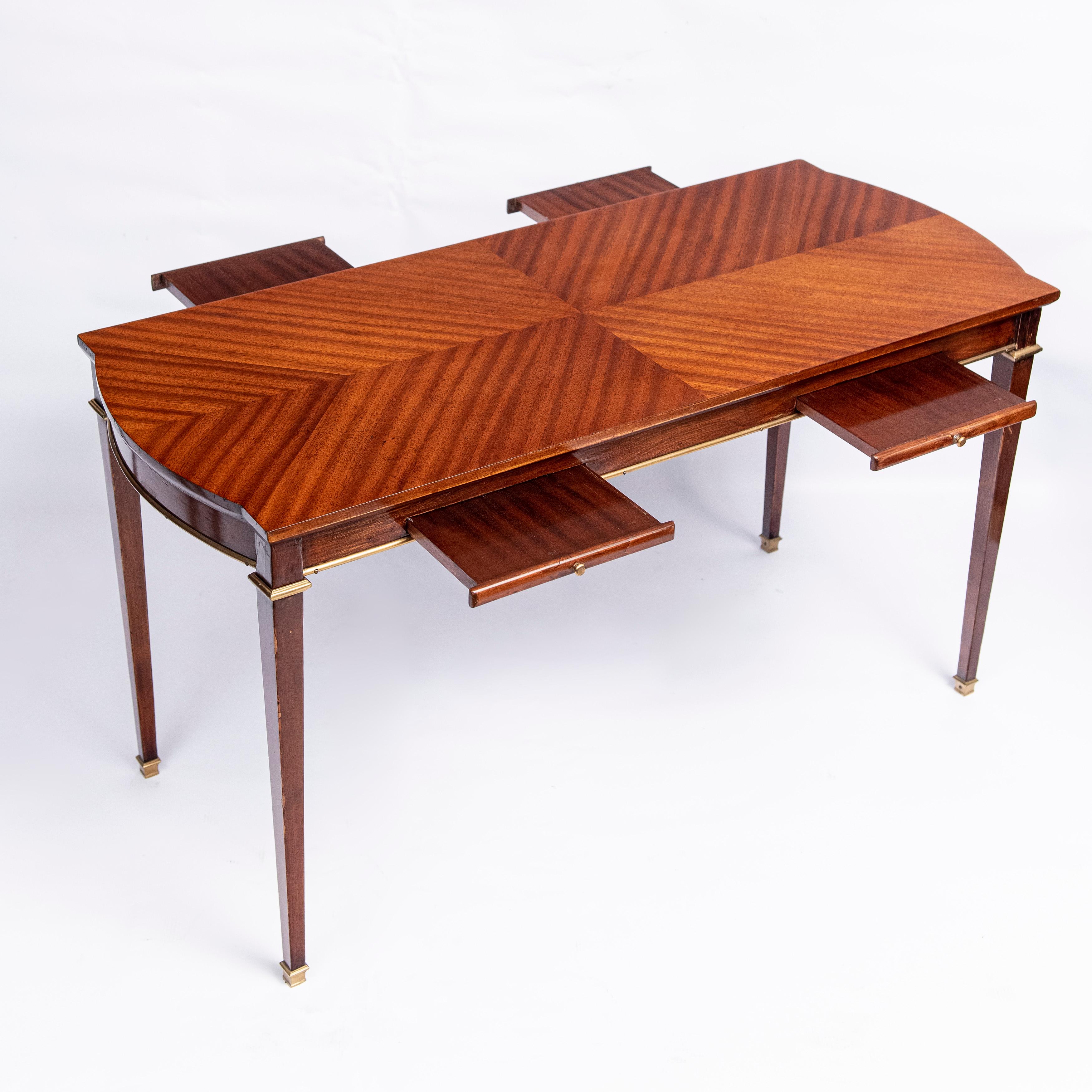 Tisch aus Holz und Bronze. Dem Maison Jansen zugeschrieben. Frankreich, um 1950.