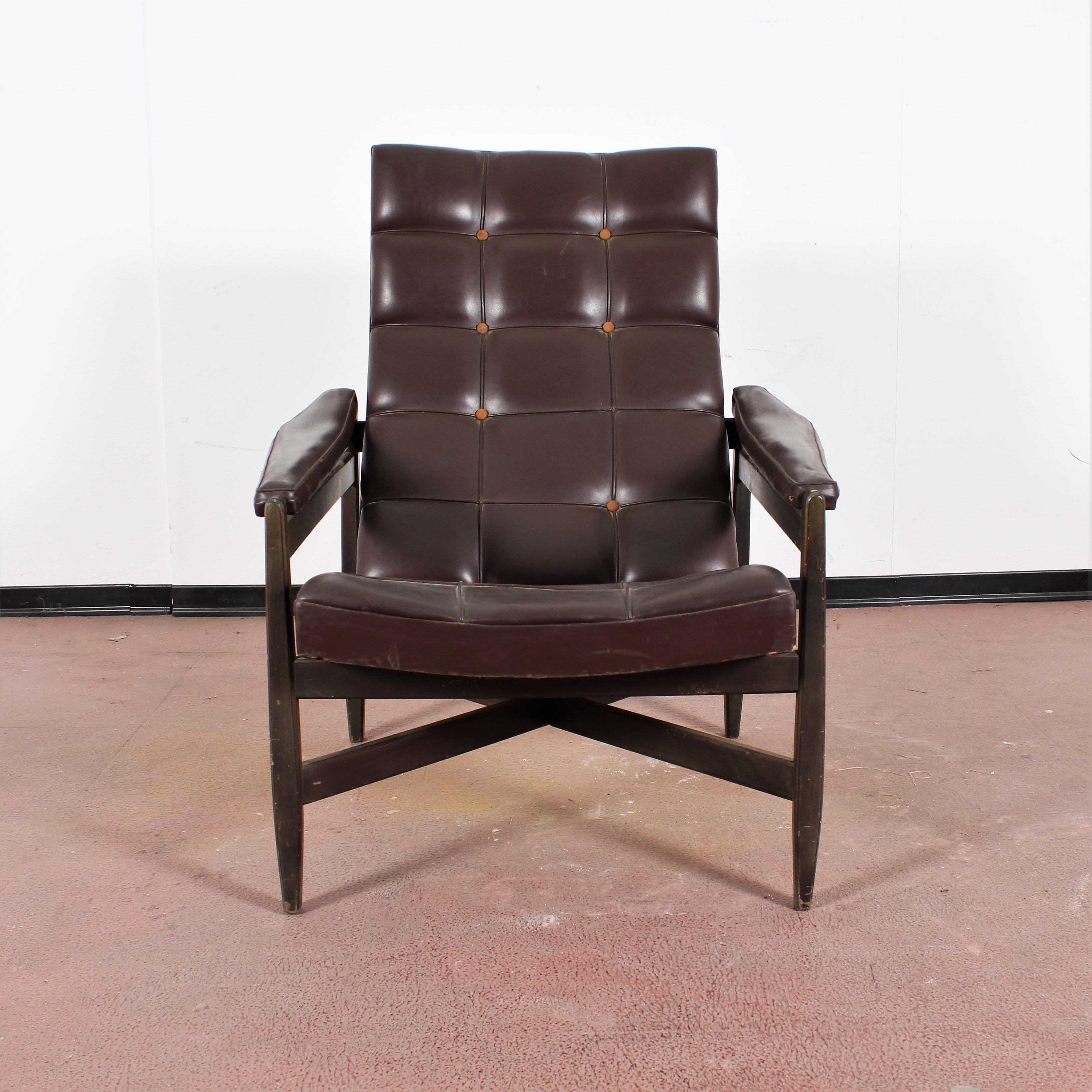 Vintage wood and brown leather lounge chair and ottoman arrtibuted to Minotti, 1960s Italy
The conditions of the upholstery and padding are not good, as can be seen in the photos.
Wear consistent with age and use.

  