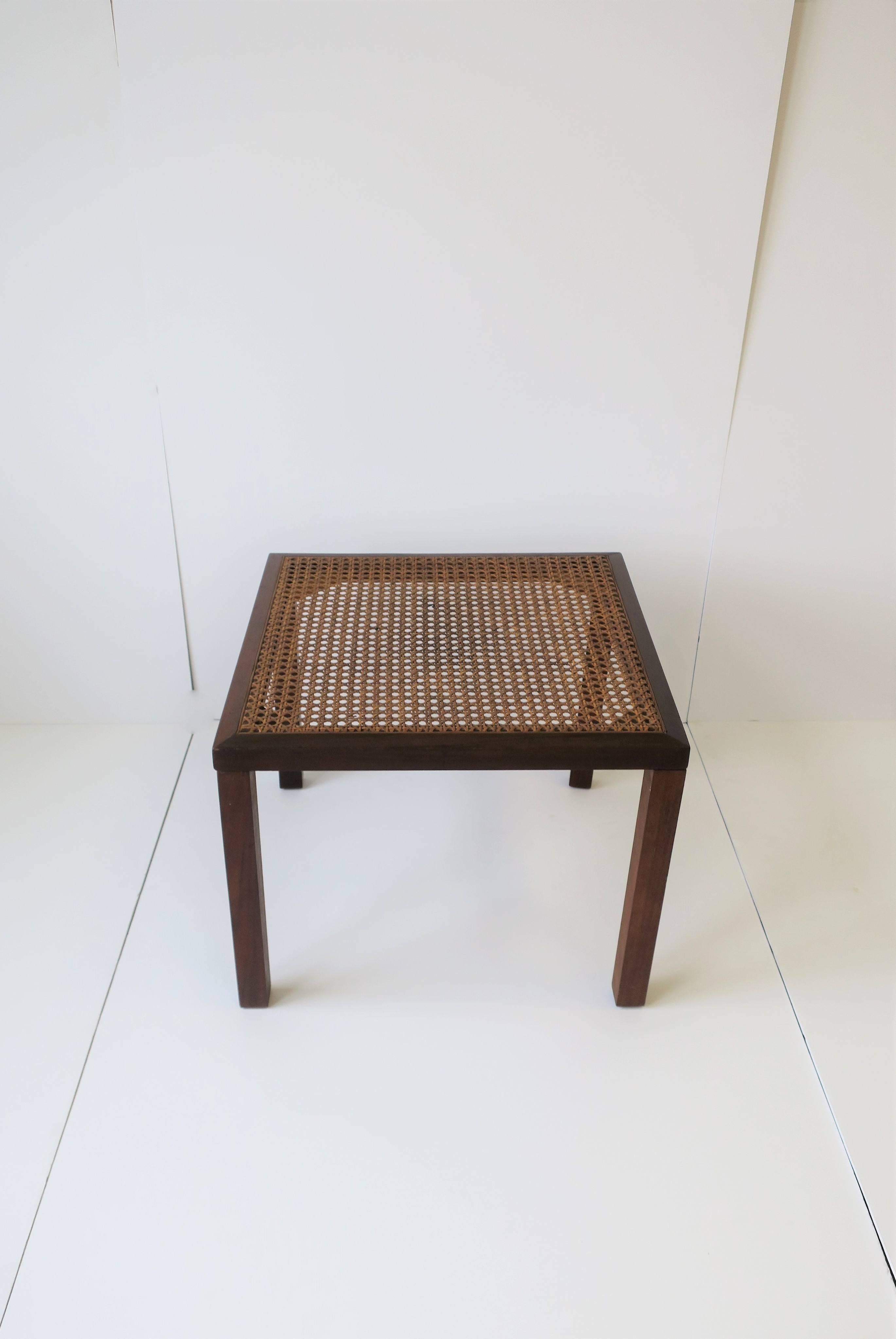 A beautiful vintage square wood and cane top side or end table. Table has a rich wood frame, square legs and cane top. 

Measurements: 17.5 in. x 17.75 in. x 14 in. H.