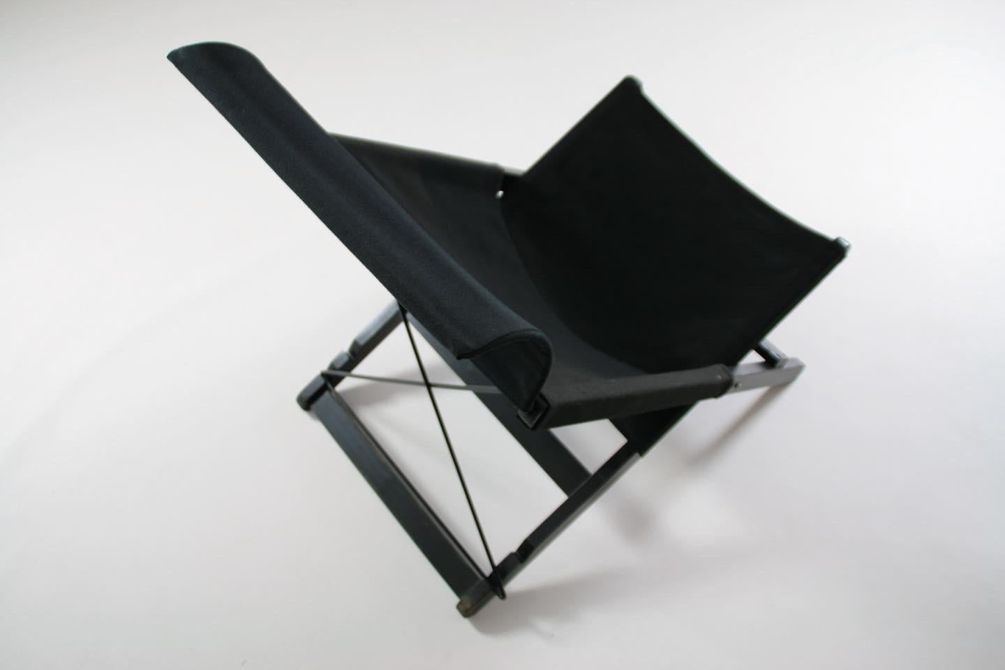 Wood and canvas folding lounge chair by Tord Bjorklund for Ikea, 1990s. Some traces of normal use. Good general condition.
Dimensions: L61 x D80 x H90 H seat 34 cm.