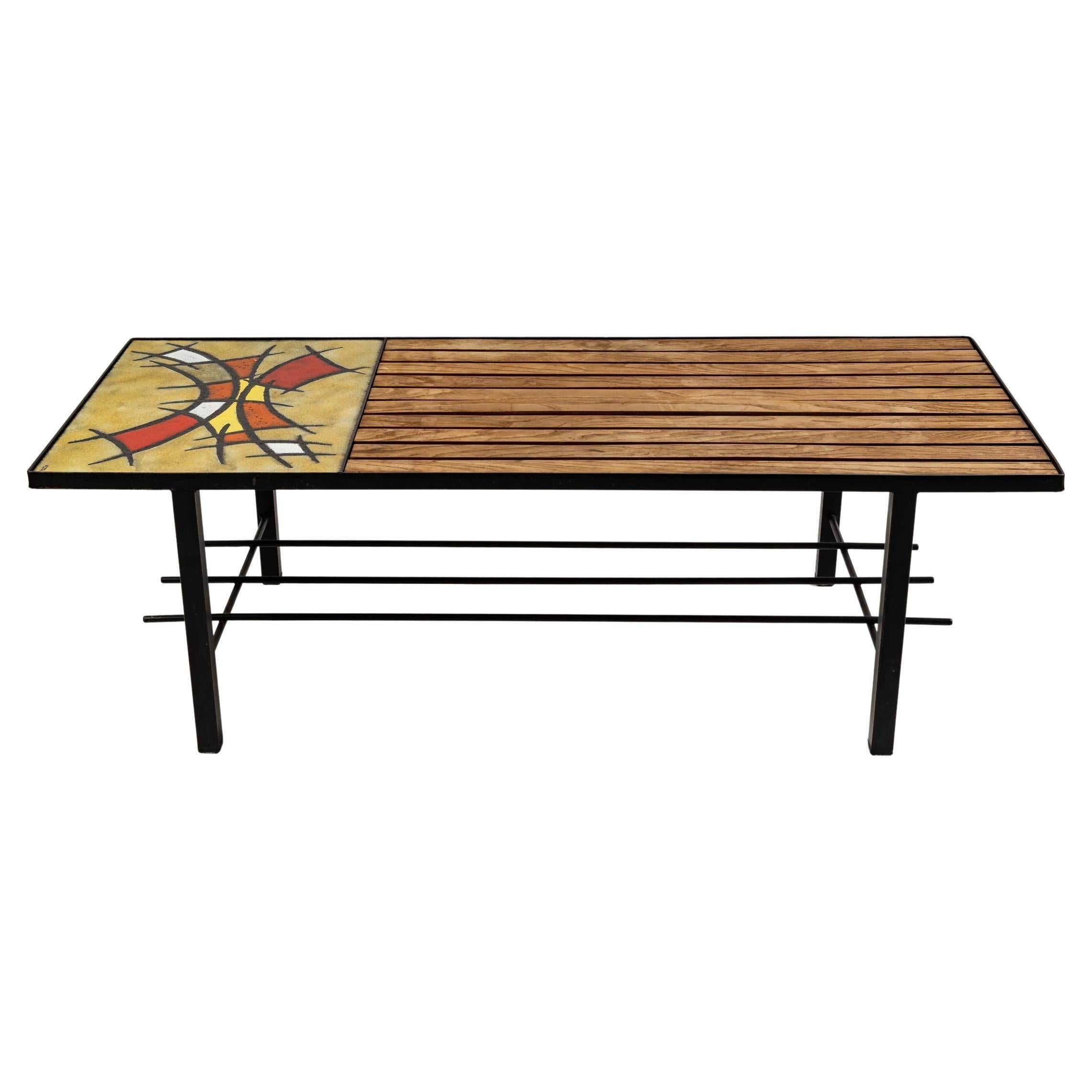 Table basse en bois et céramique de Vallauris, design des années 1960-1970, avec support en fer forgé, signée MJR - Madoura Jouver 
Mesures : H : 35 cm, L : 110 cm, P : 46 cm.