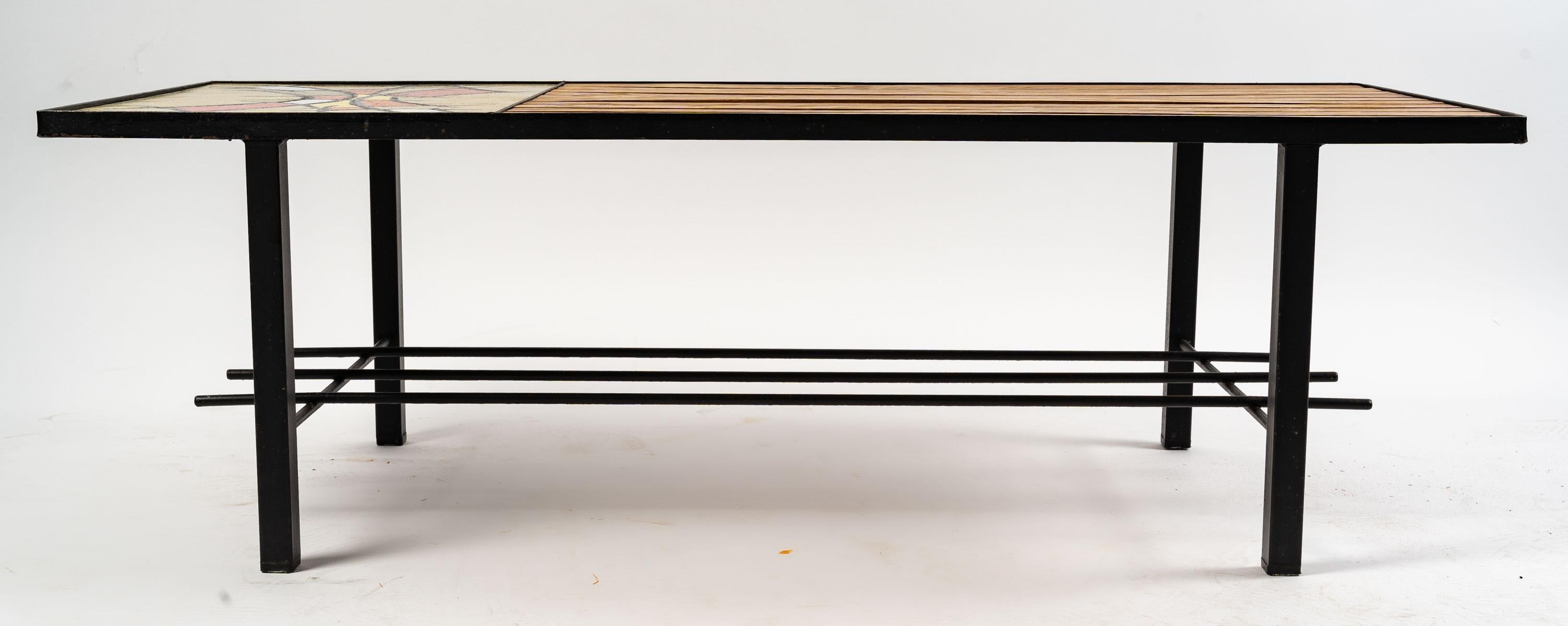Français Table basse en bois et céramique, design des années 1960-1970