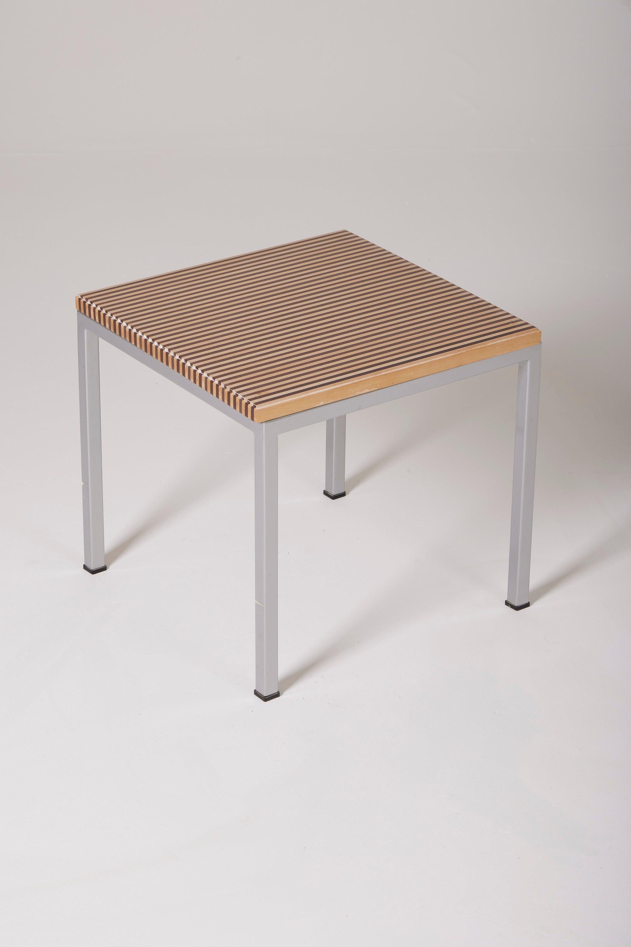 side table with a top made of fine wood slats and a chrome metal frame. excellent condition.
DV1160