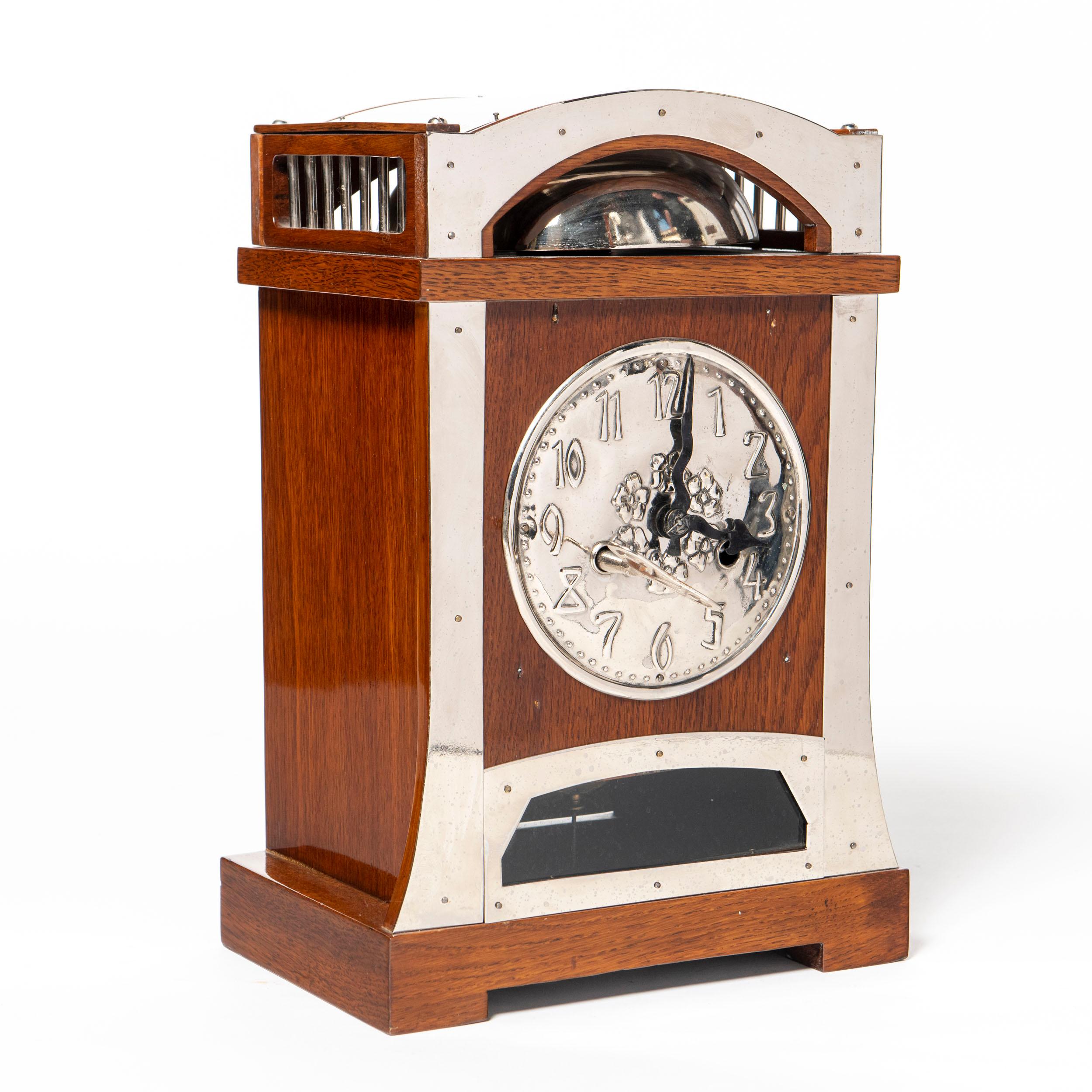 Wood and chrome table clock. Art Nouveau period, Spain, Madrid, early 20th century.
Coppel clocks manufacture.