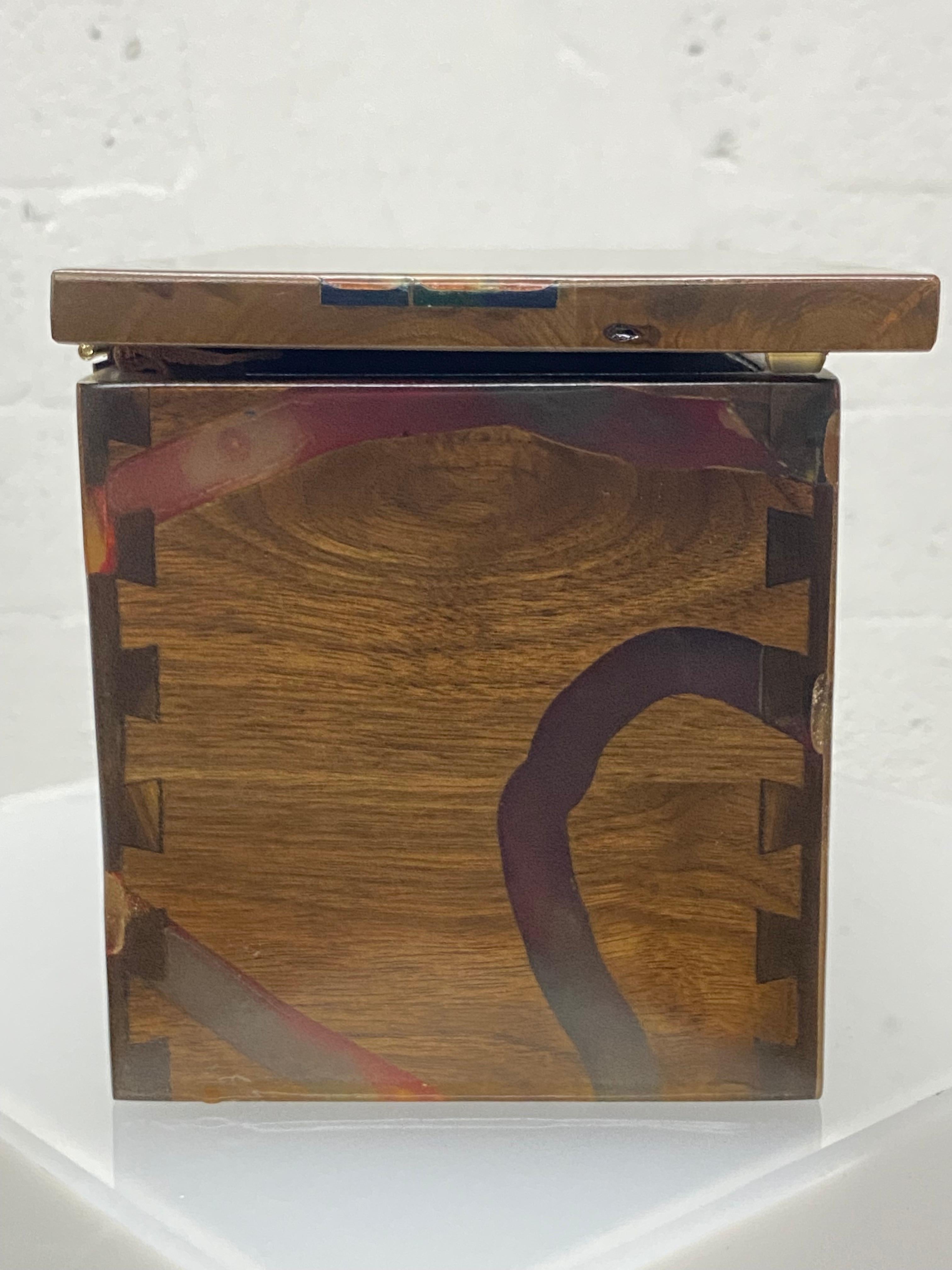 Boîte de rangement en bois et résine colorée en vente 2