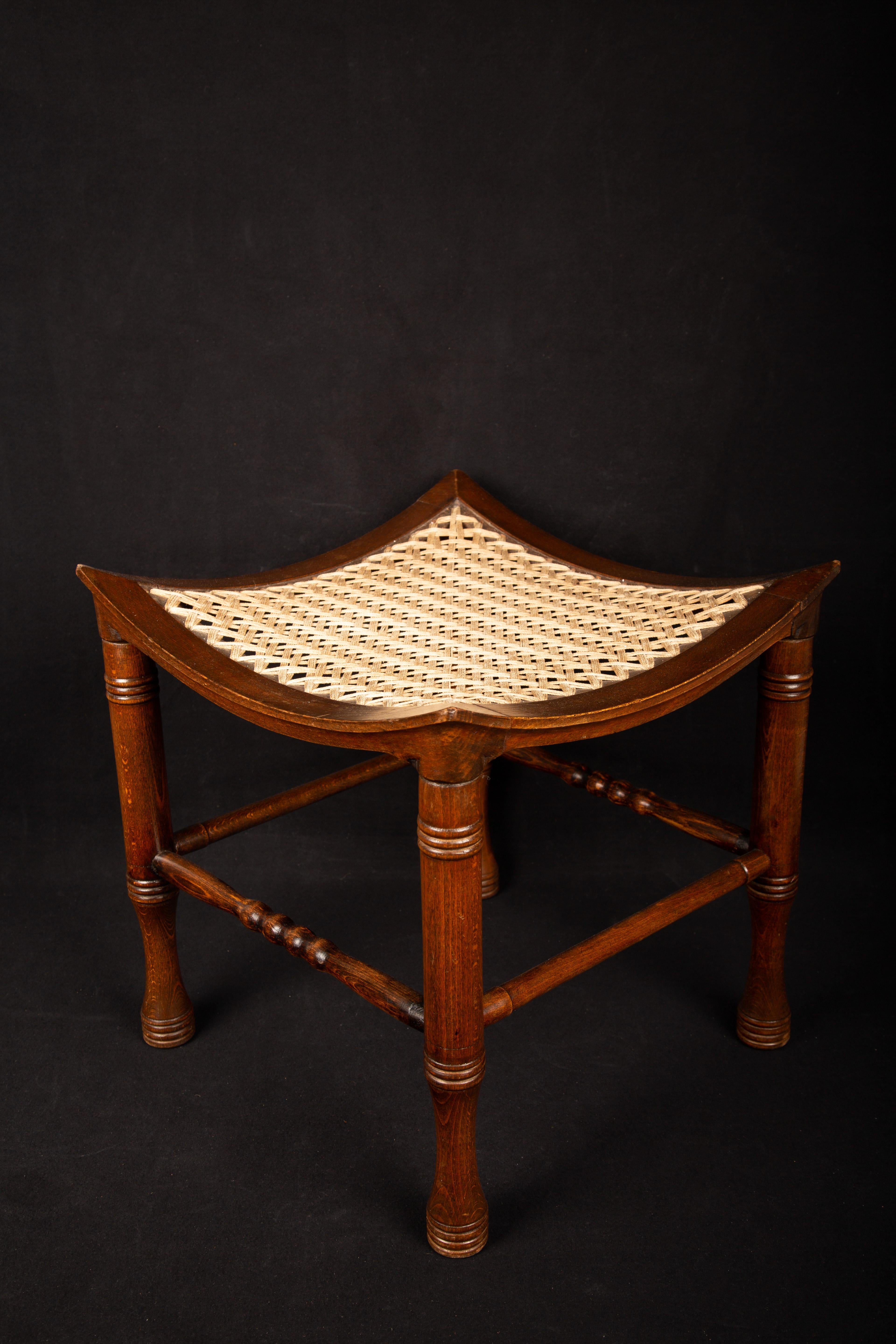Wood and cord Thebes stool, 19th C

Measures: 14.5