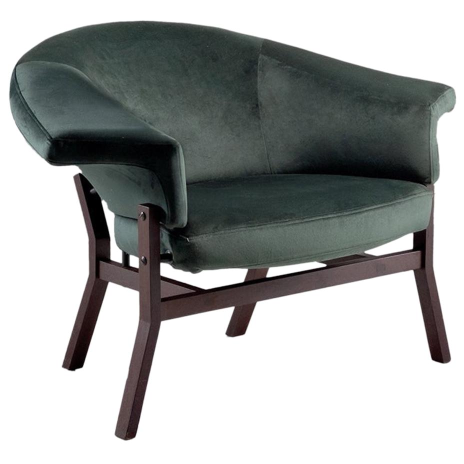 Extremely comfortable, these armchairs embodies the elegance and glamour of a true 1950s furniture. The semi circular armrest that envelop the seat provide support and relax with any posture. The wood feet that elevate the seat add a touch of style.