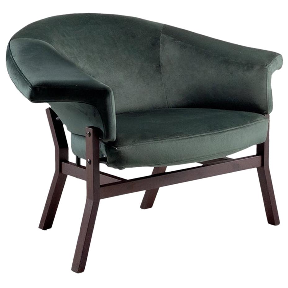 Extremadamente cómodos, estos sillones encarnan la elegancia y el glamour de un auténtico mueble de los años 50. Los reposabrazos semicirculares que envuelven el asiento proporcionan apoyo y relajan con cualquier postura. Las patas de madera que