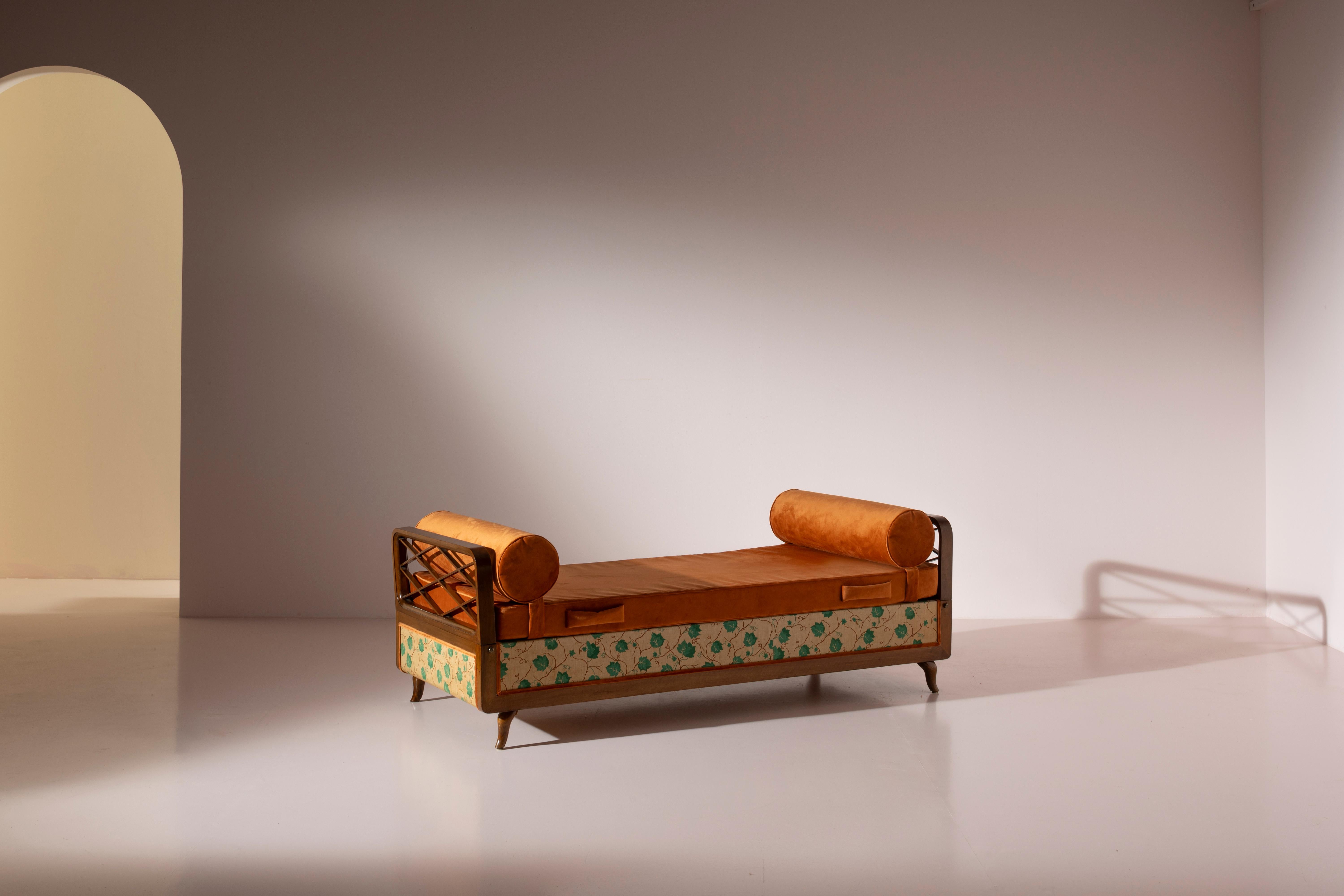 Wood and fabric daybed with storage compartment and foldable armrests in the style of Paolo Buffa, Italian craftsmanship, 1950s.

This piece of furniture embodies the design trends of the 1940s and 1950s. A curious mix of curved lines and right