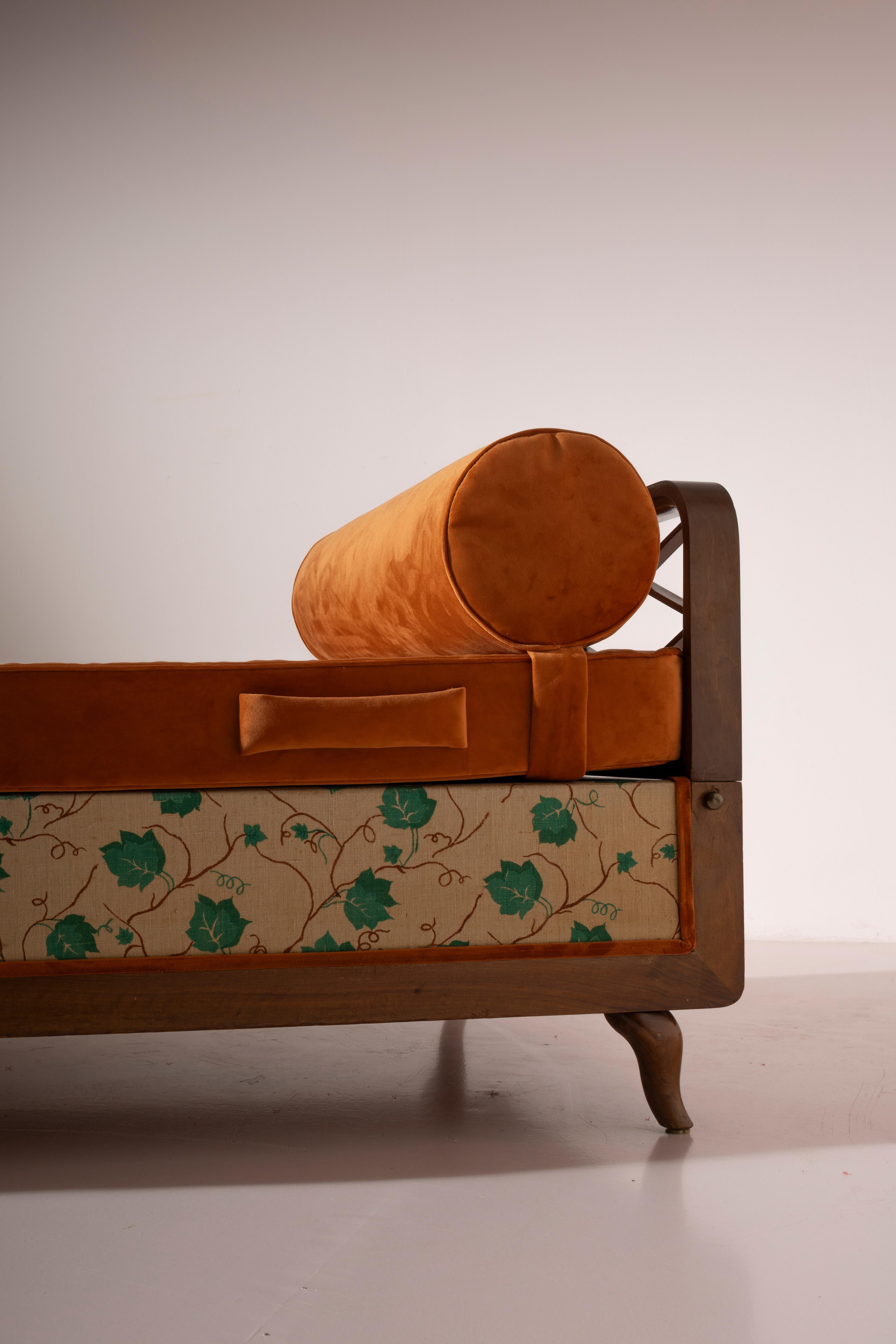 Wood and fabric daybed with foldable armrests and storage unit, Italy, 1950s In Good Condition For Sale In Chiavari, Liguria
