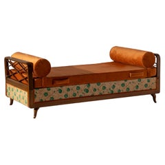 Cama de día de madera y tela con reposabrazos abatibles y mueble de almacenaje, Italia, años 50