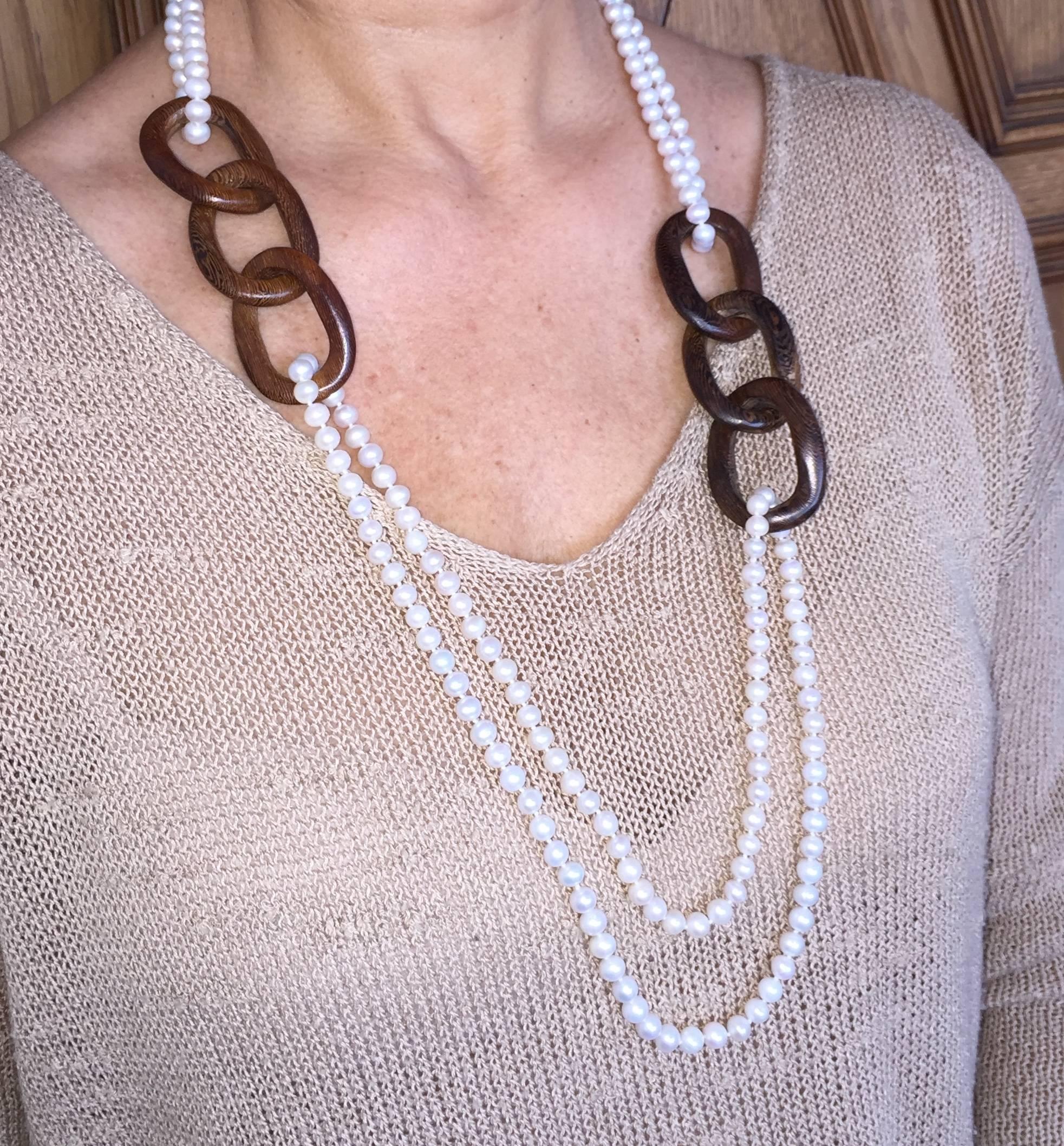 Wood and fresh water pearls sautoir.
In the day time you can wear it in a relaxed fashion, at night with a cosmopolitan elegance.
It looks good with all life styles.
Created by marion Jeantet
Pearls: 6 to 6.5mm
Price without local taxes