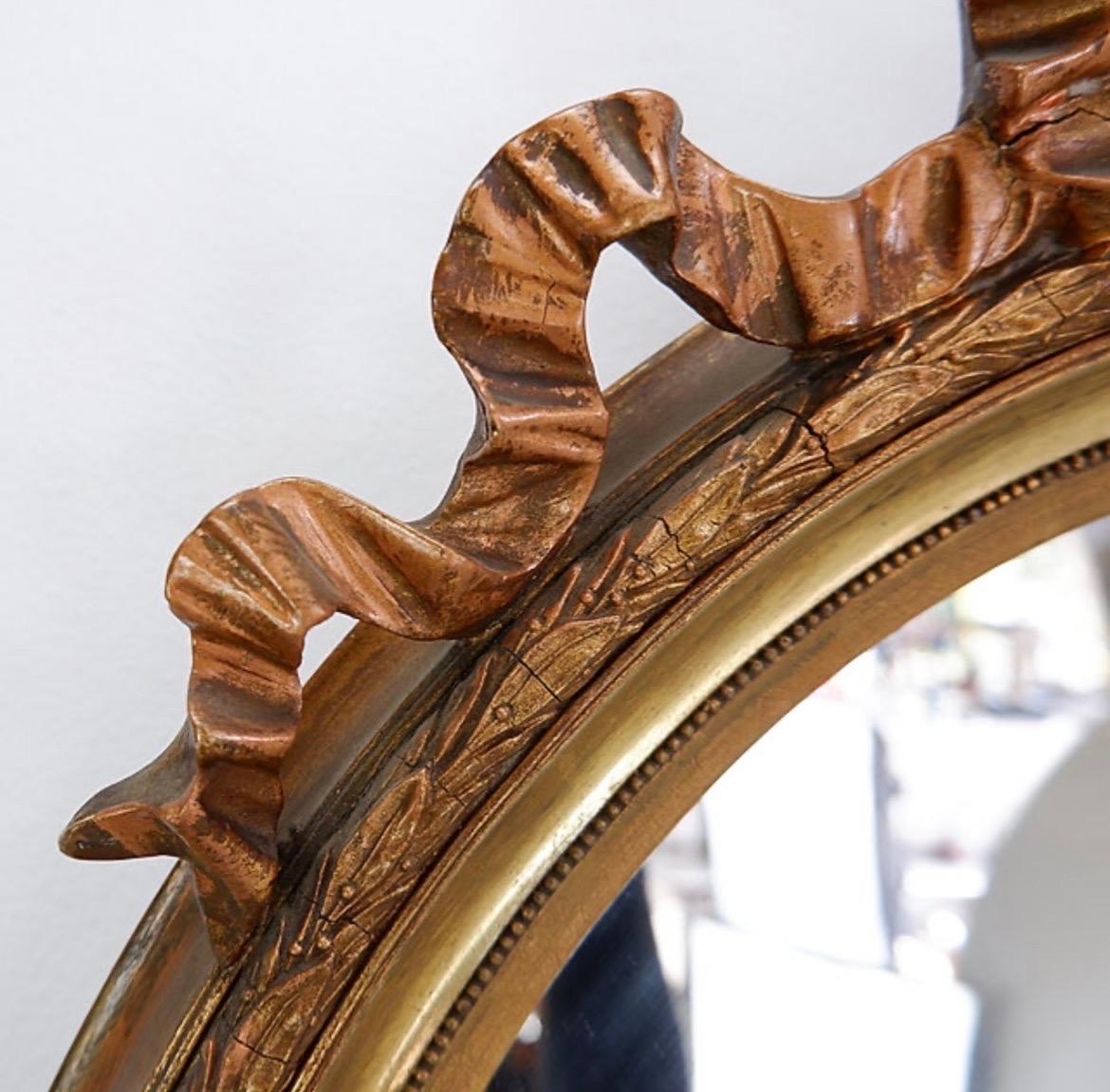 Miroir ovale en bois et plâtre doré 