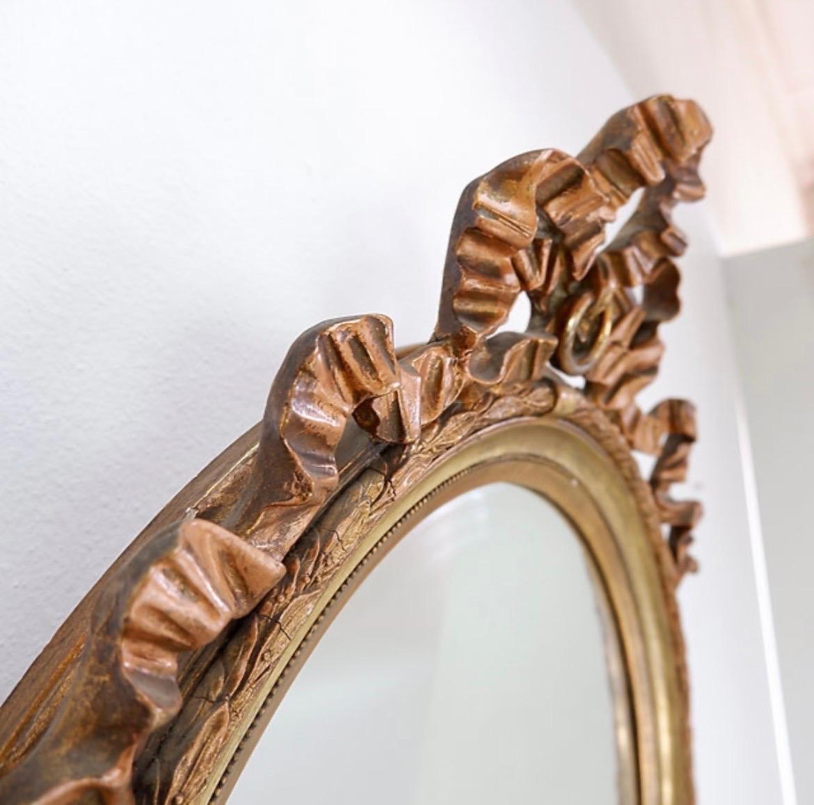 Miroir ovale en bois et plâtre doré 