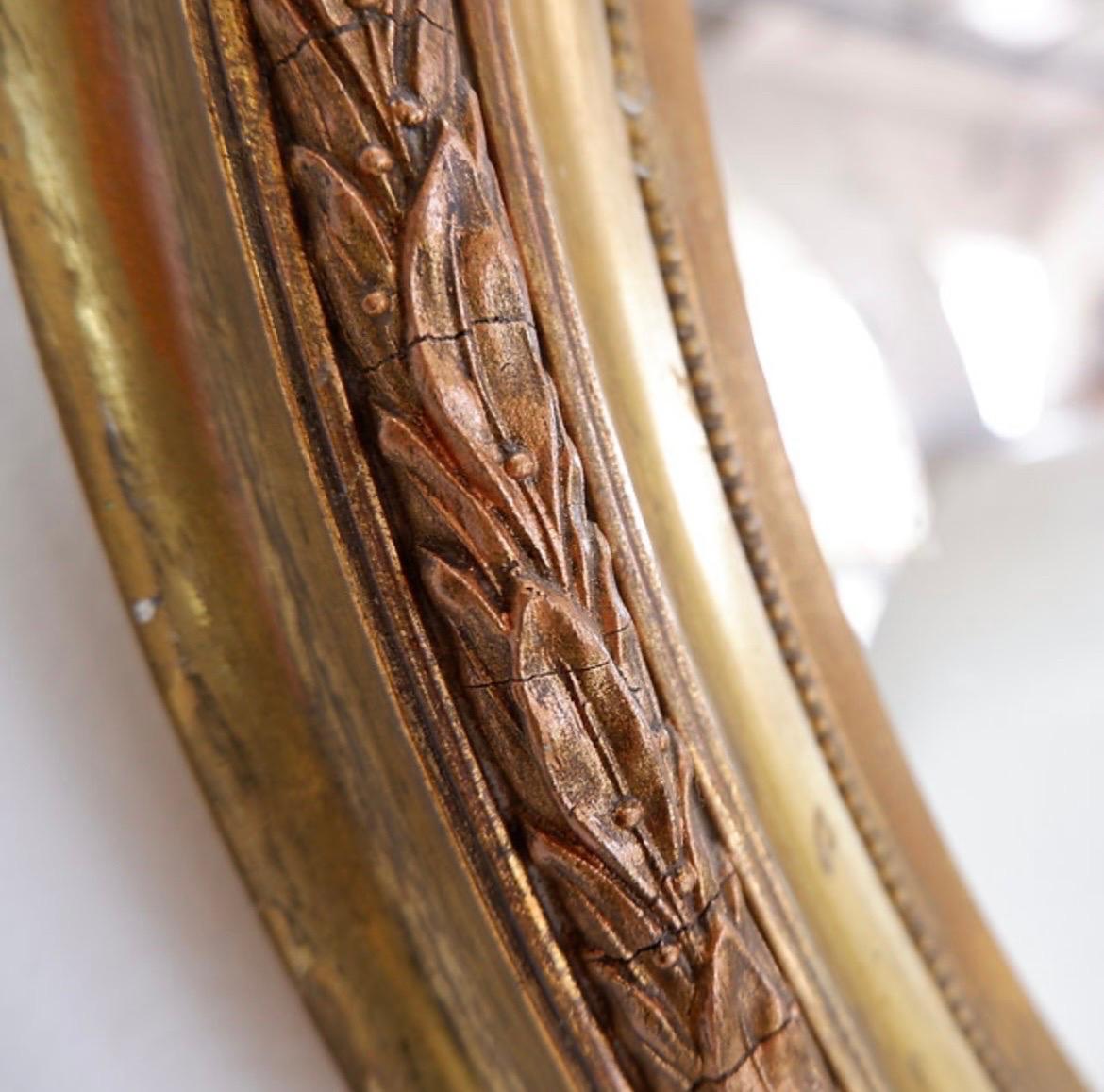 Miroir ovale en bois et plâtre doré 