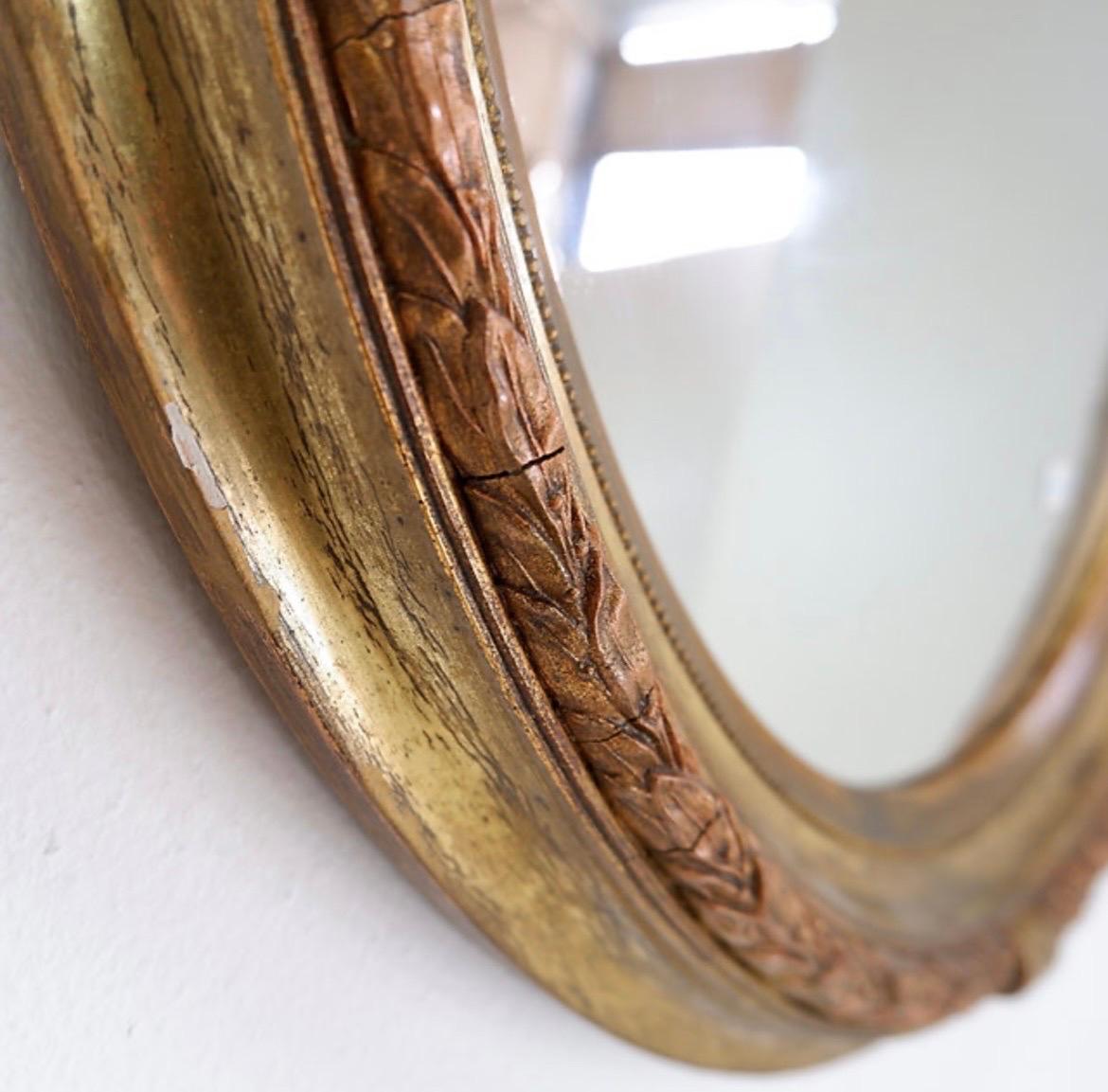 Miroir ovale en bois et plâtre doré 
