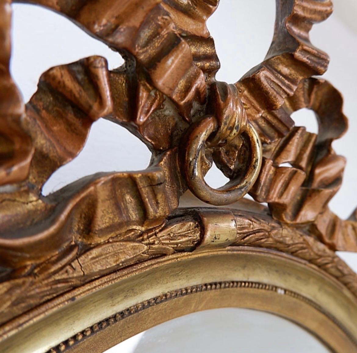 20ième siècle Miroir ovale en bois et plâtre doré 