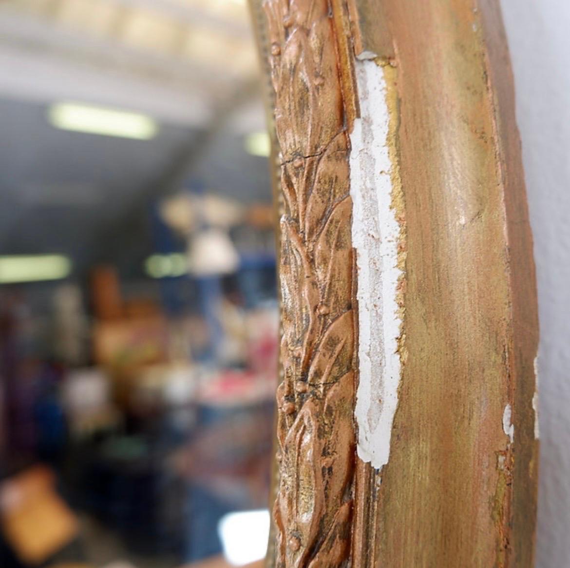 Miroir ovale en bois et plâtre doré 