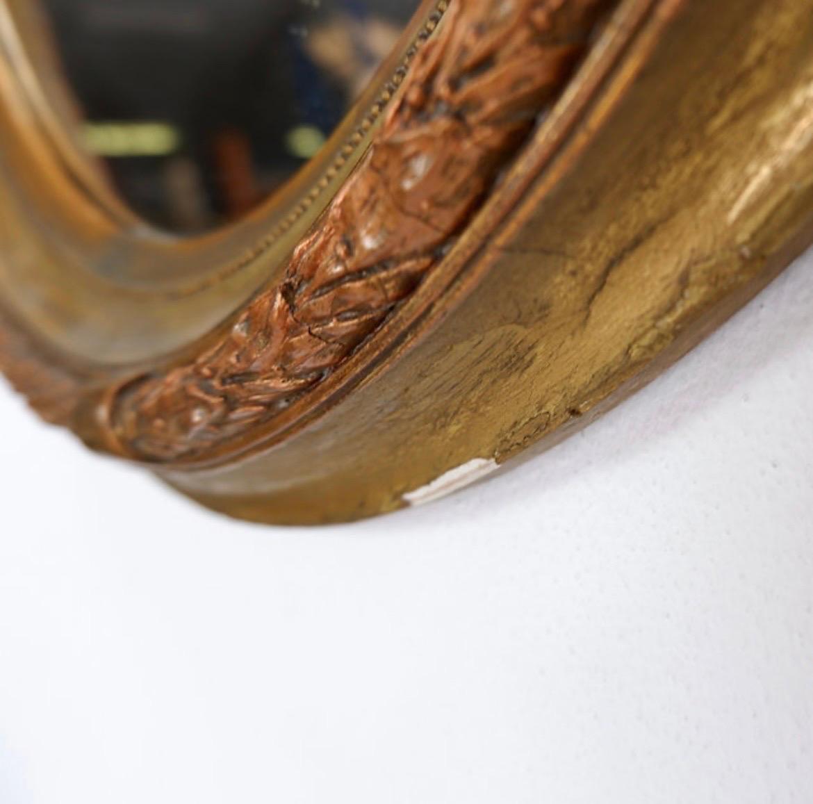 Miroir ovale en bois et plâtre doré 