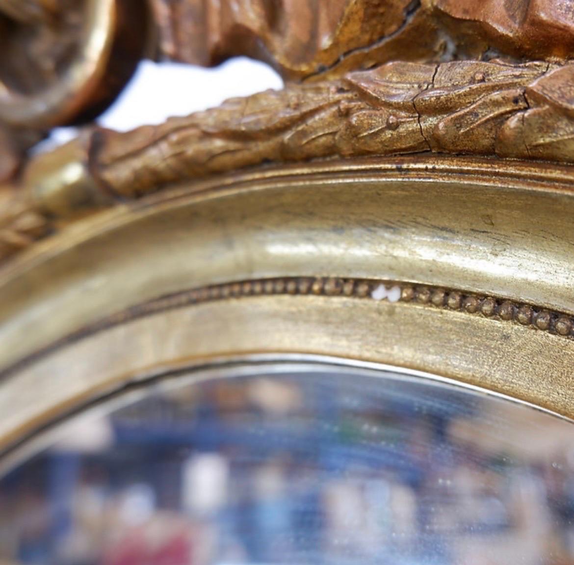 Miroir ovale en bois et plâtre doré 