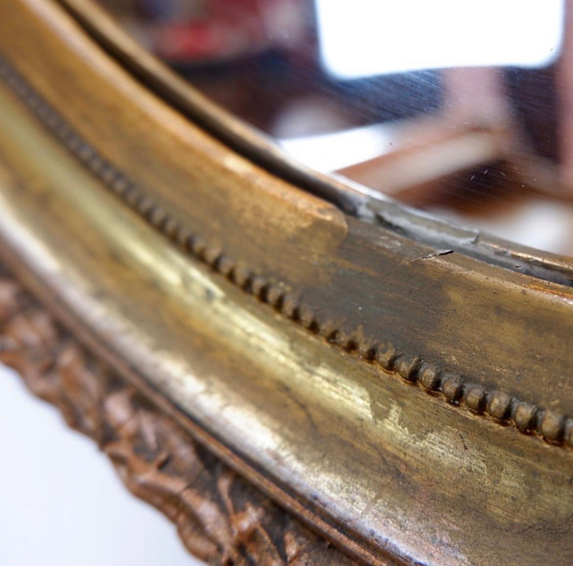 Miroir ovale en bois et plâtre doré 