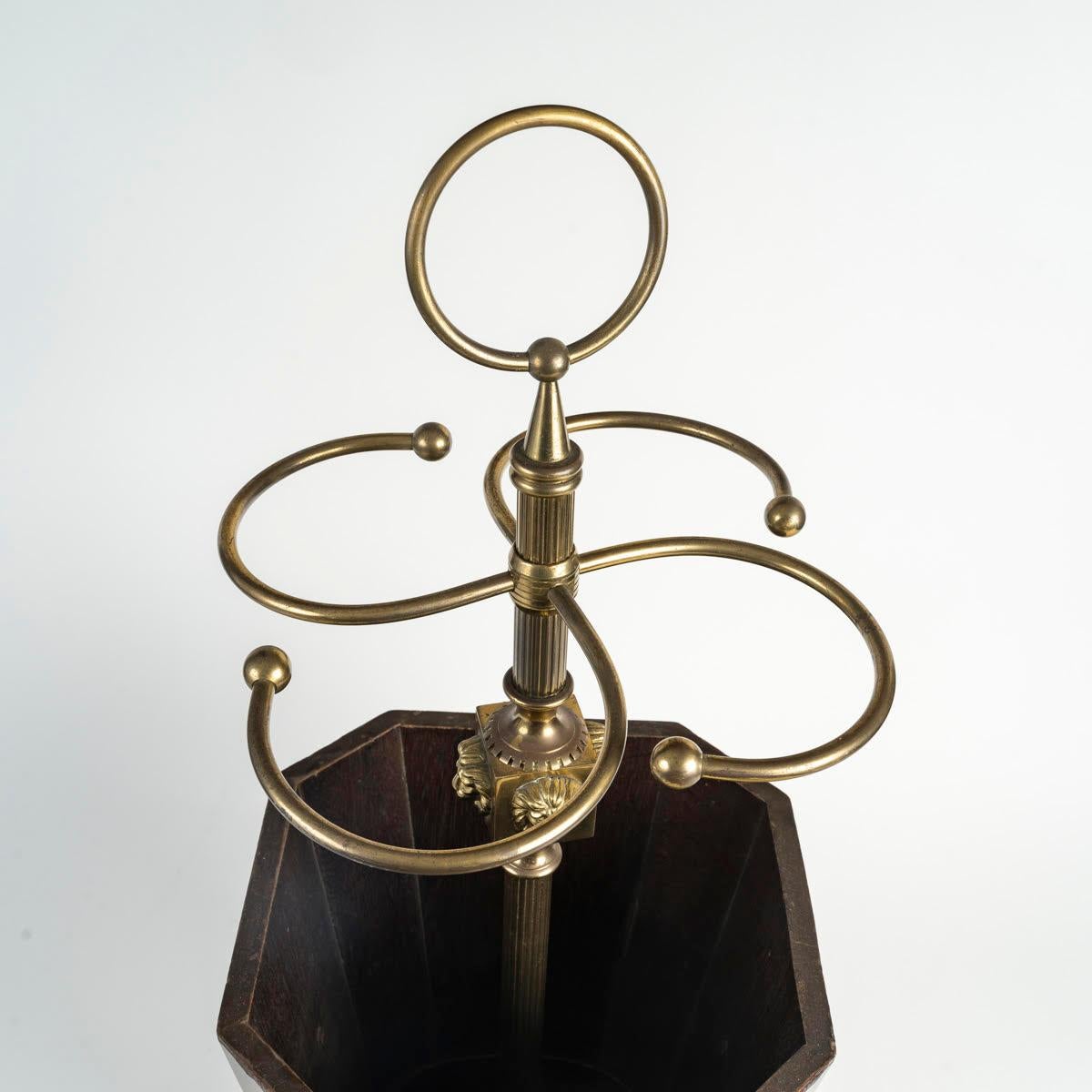 Porte-parapluie en acajou et laiton doré, 20e siècle.

Porte-parapluie en acajou et laiton doré avec têtes de lion, 20e siècle.
H : 72cm, D : 27cm