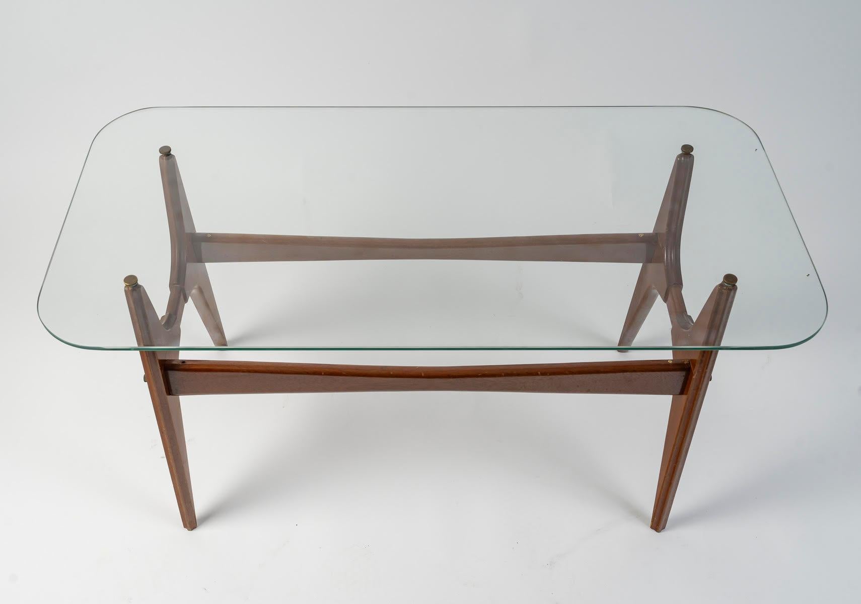 Français Table basse en bois et verre, design des années 1970 en vente