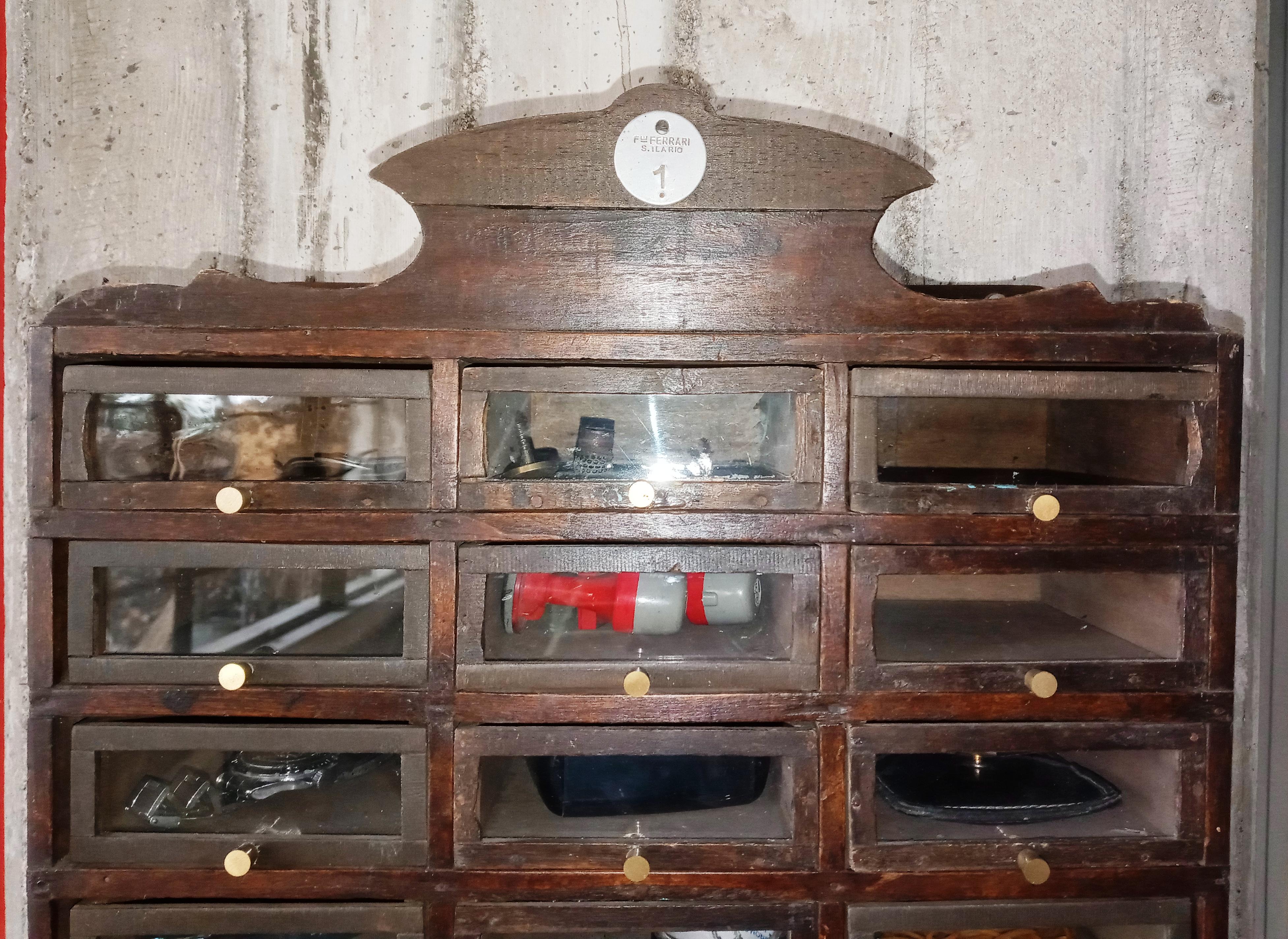 Hängekommode aus Holz und Glas, 1940er-Jahre im Zustand „Gut“ im Angebot in Felino, IT