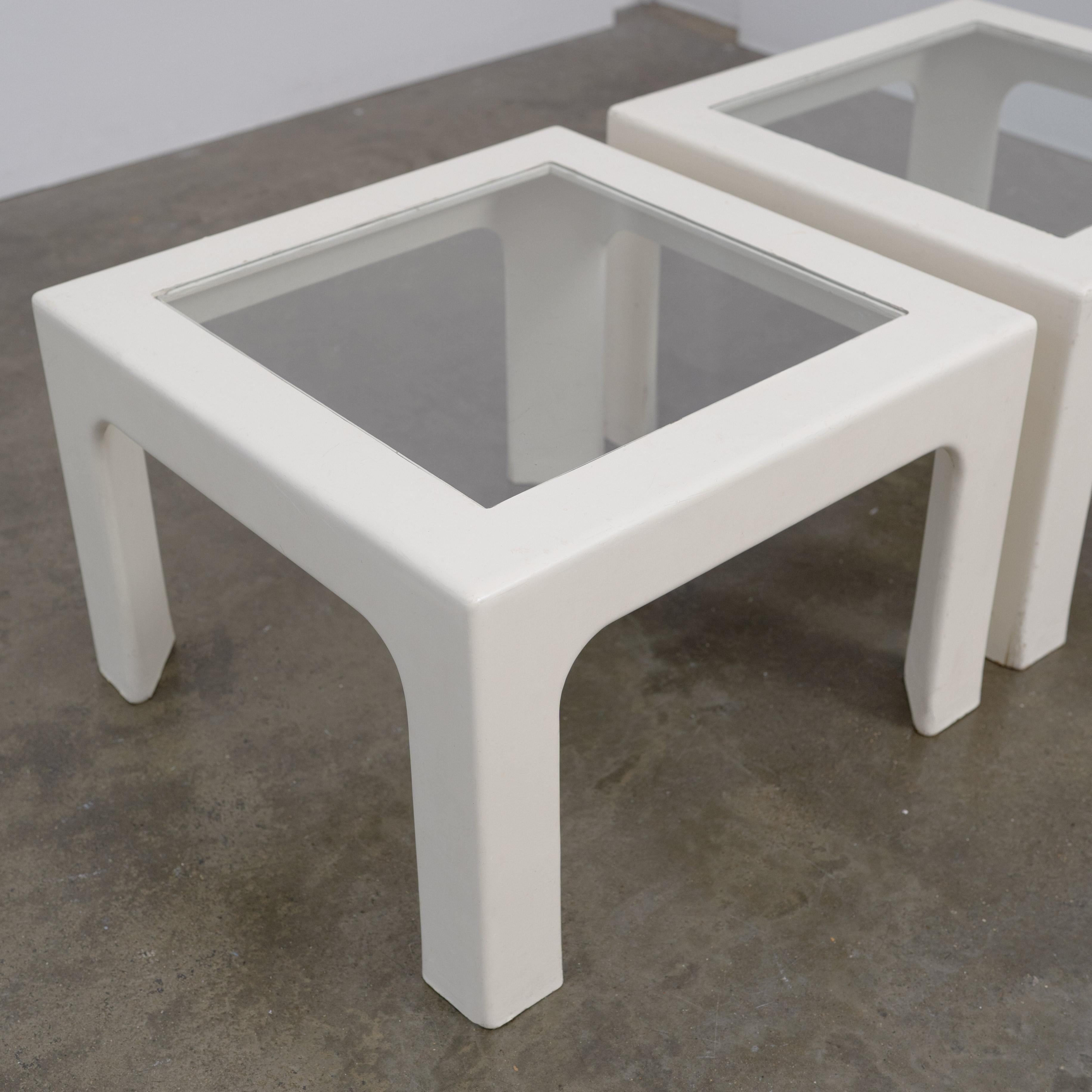 Table d'appoint en bois et verre, c.C. 1970 en vente 1