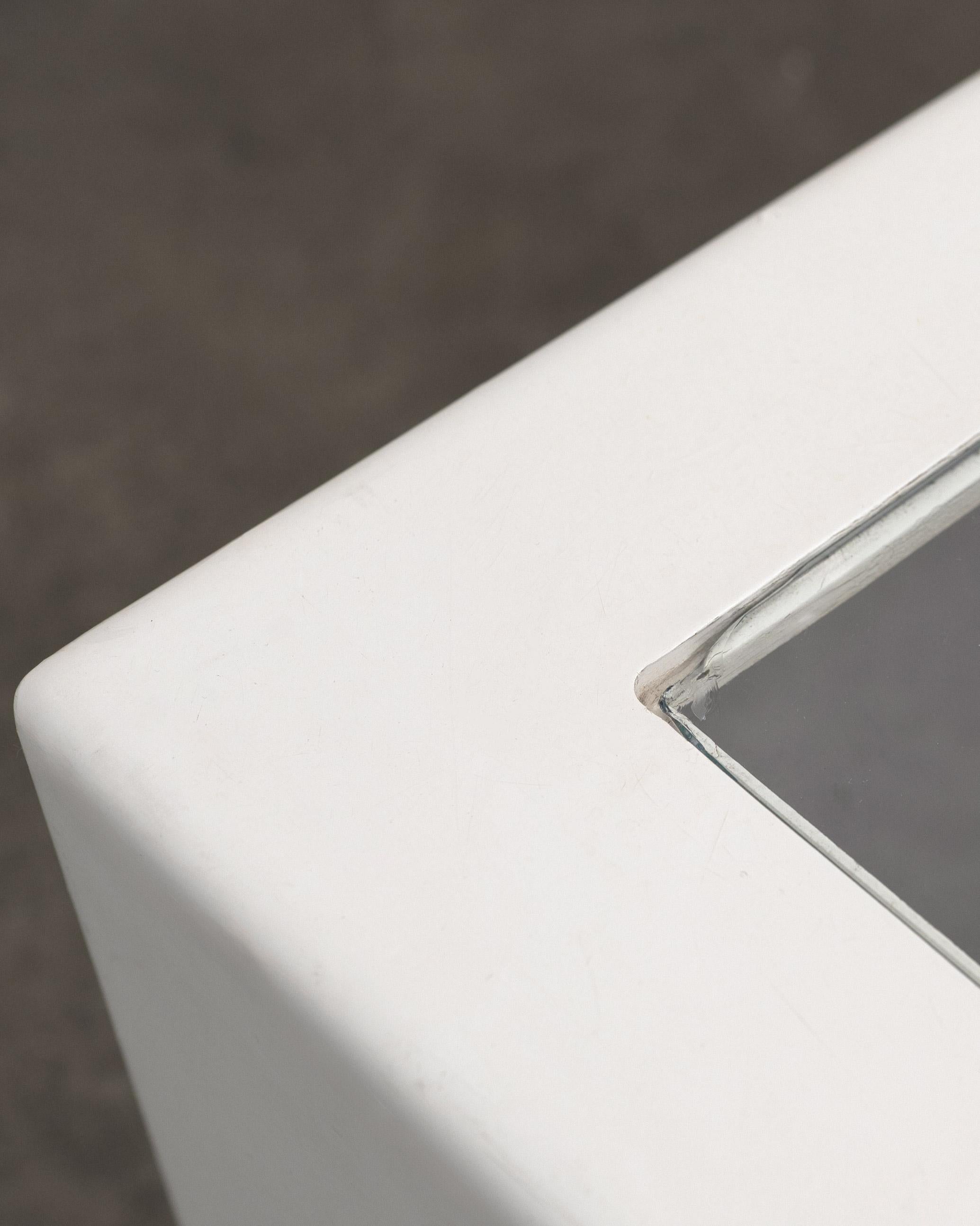 Table d'appoint en bois et verre, c.C. 1970 en vente 2