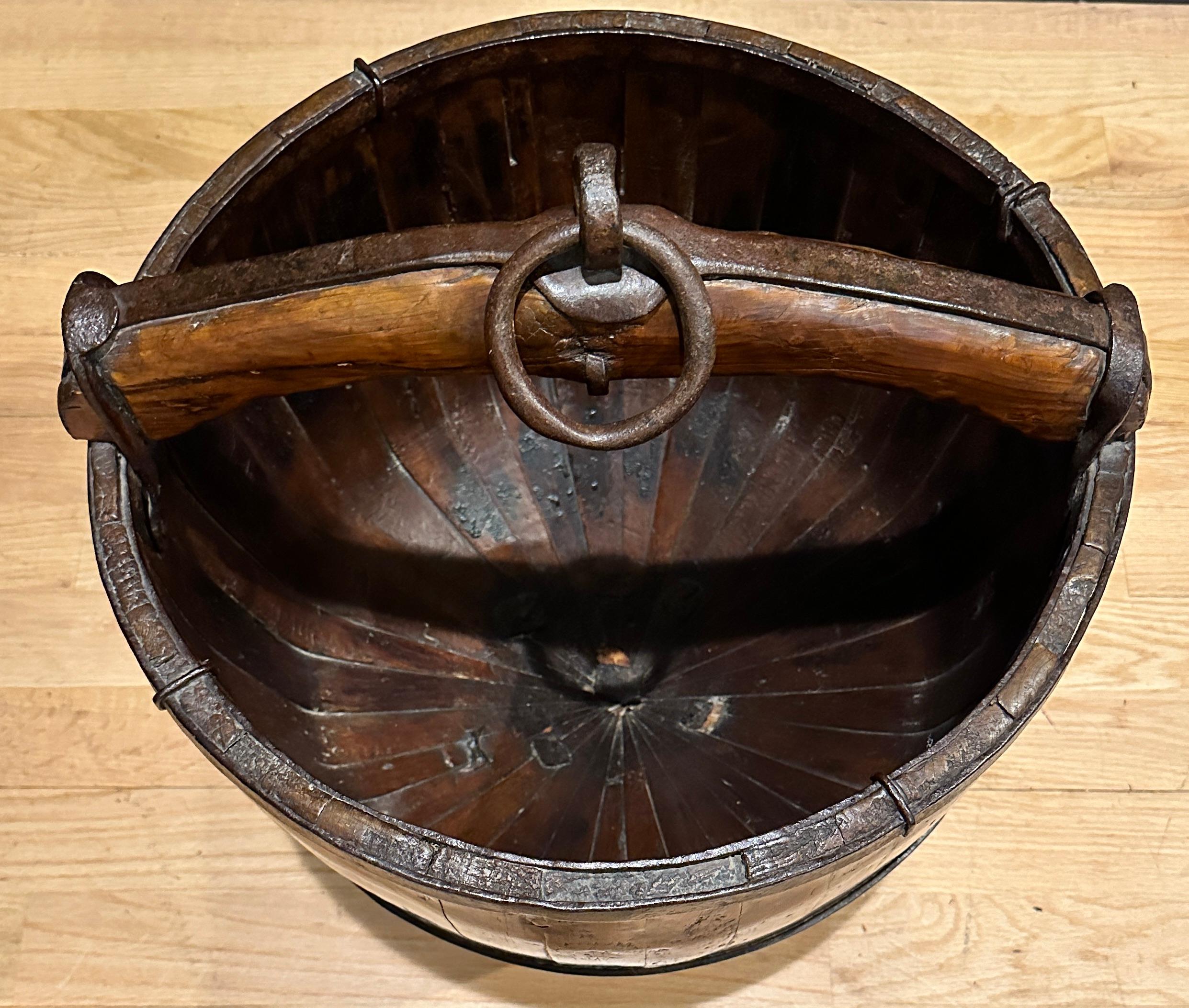 Cinese Secchio da pozzo in legno e ferro su supporto in vendita