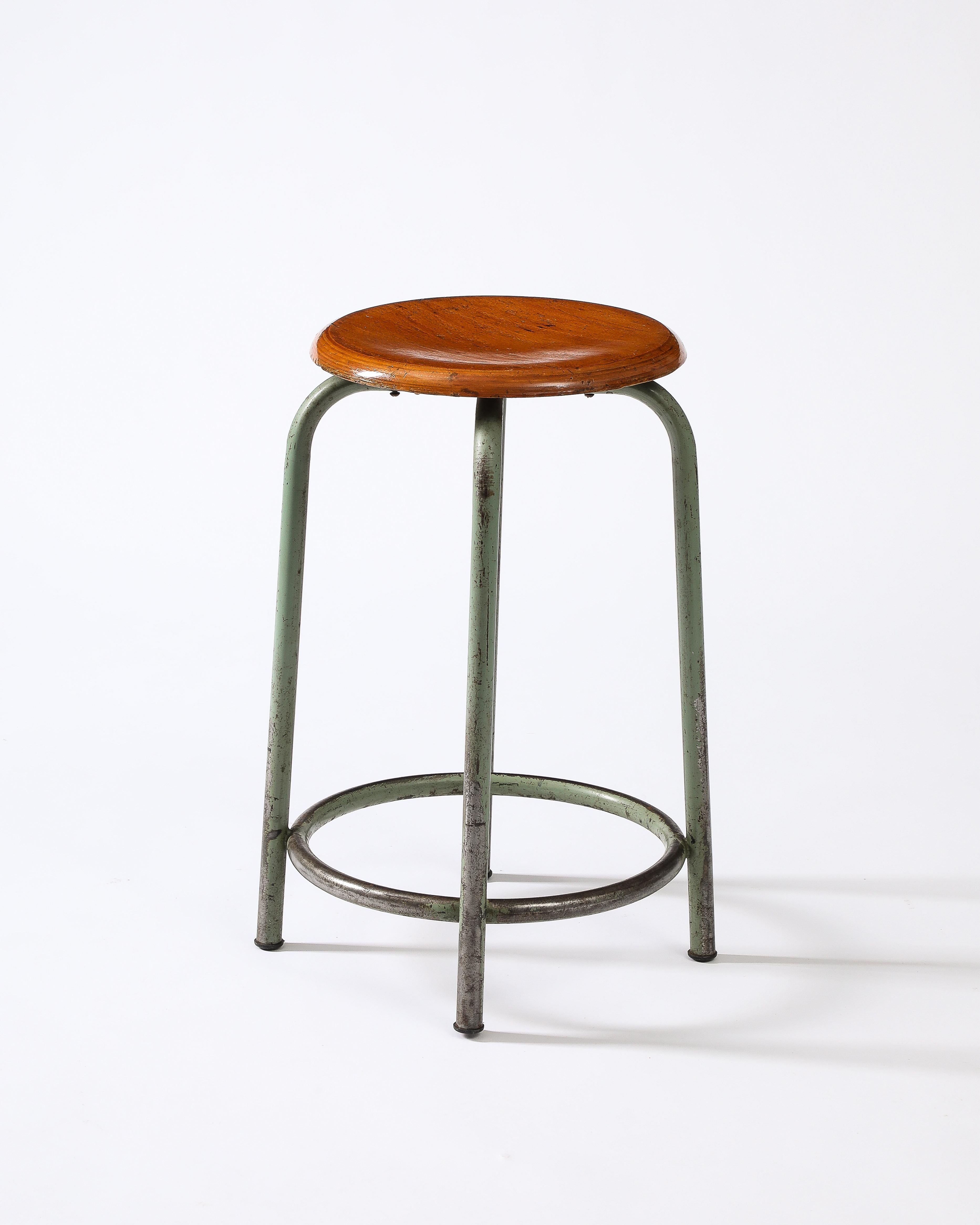 Werkstatthocker aus Holz und lackiertem Stahl, Frankreich, ca. 1950er Jahre im Angebot 4