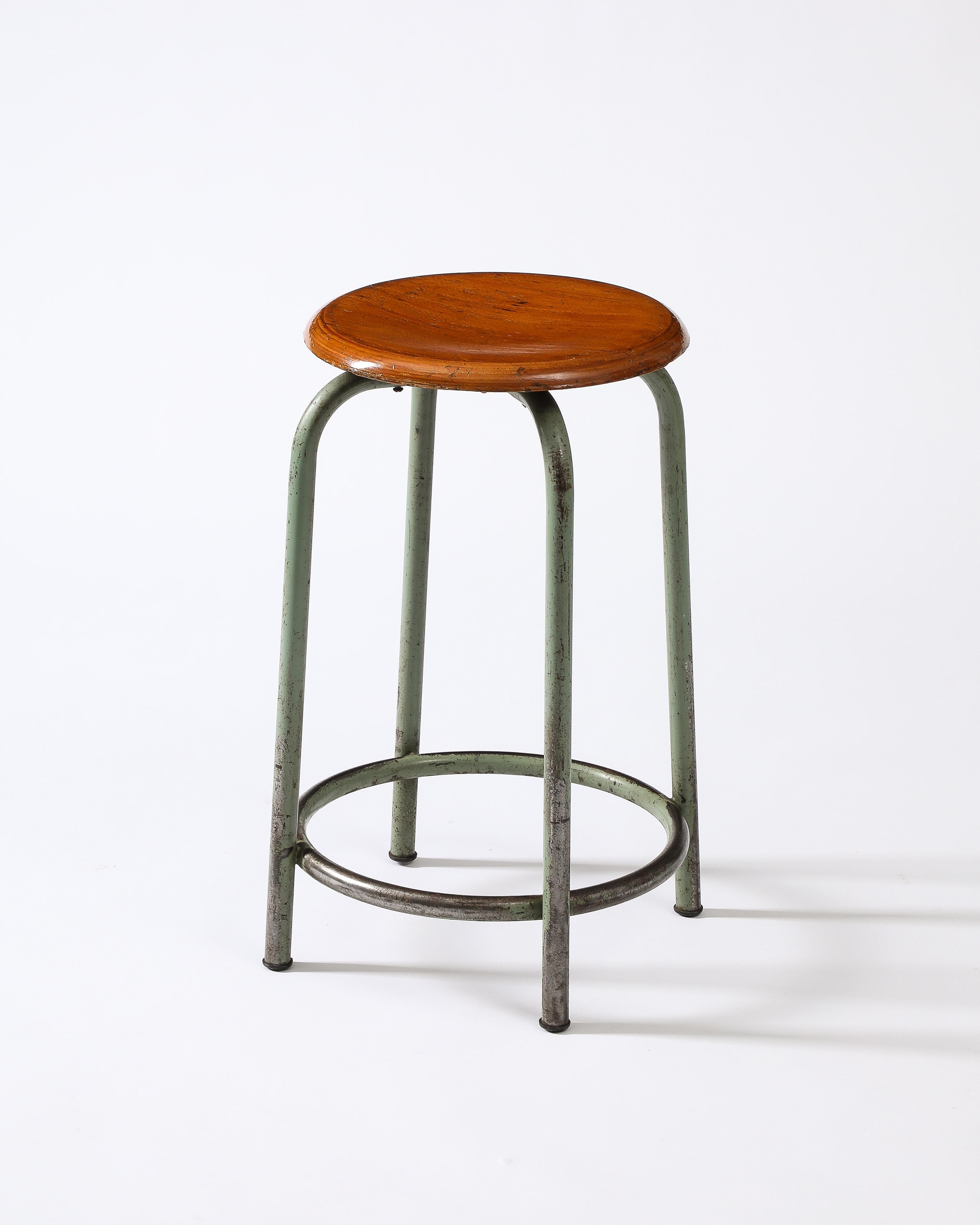 Werkstatthocker aus Holz und lackiertem Stahl, Frankreich, ca. 1950er Jahre im Angebot 5