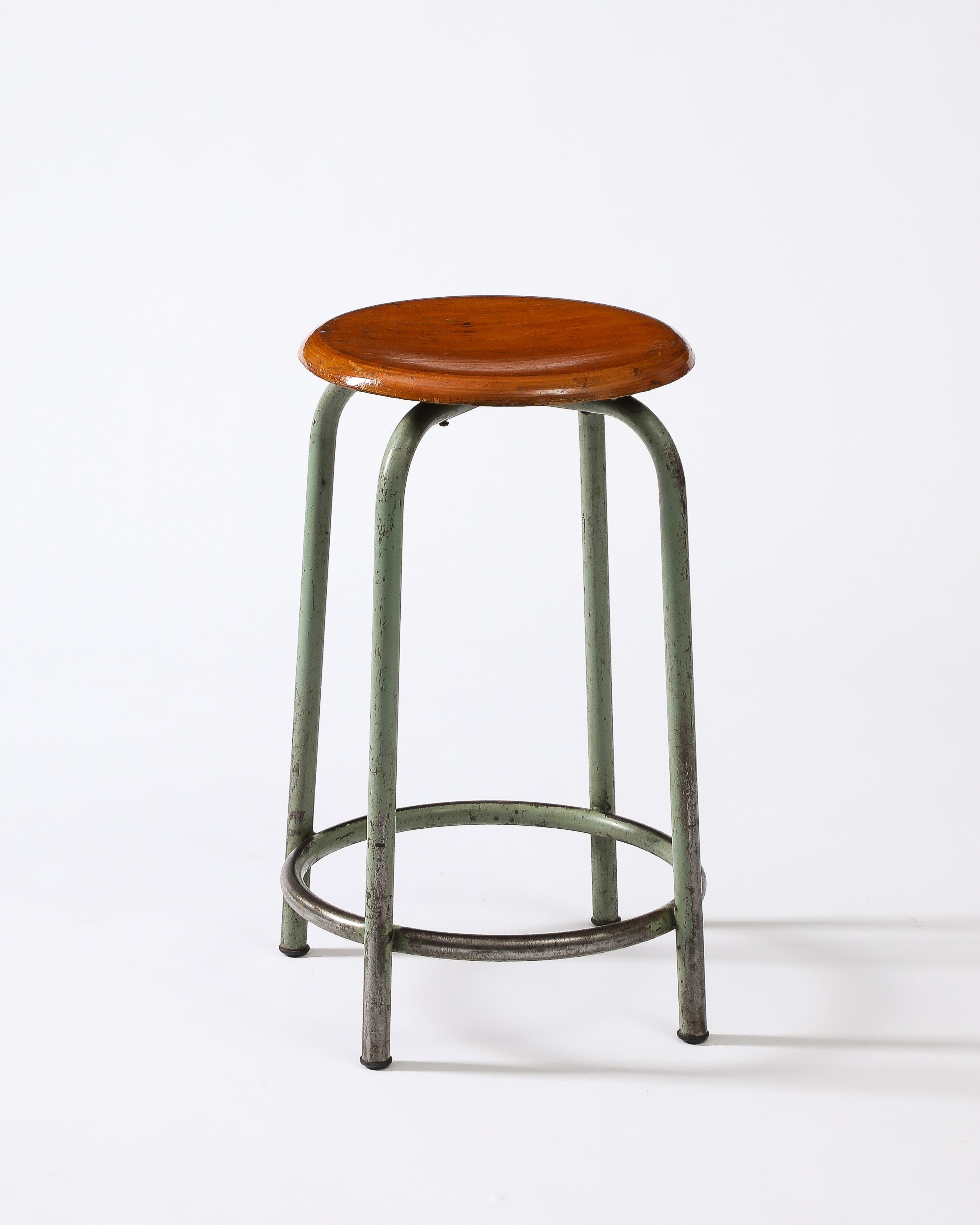 Werkstatthocker aus Holz und lackiertem Stahl, Frankreich, ca. 1950er Jahre im Angebot 6