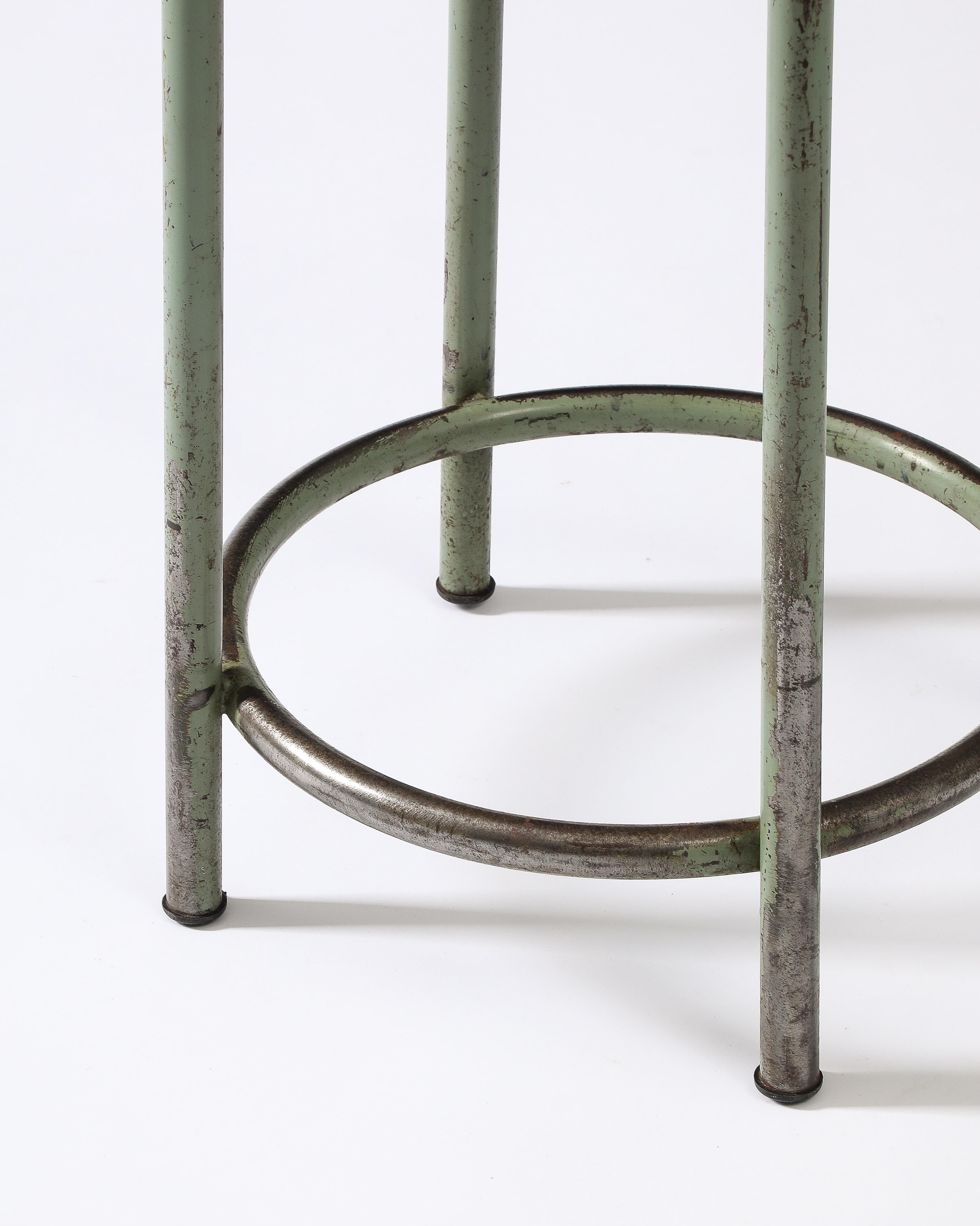 Werkstatthocker aus Holz und lackiertem Stahl, Frankreich, ca. 1950er Jahre im Angebot 7