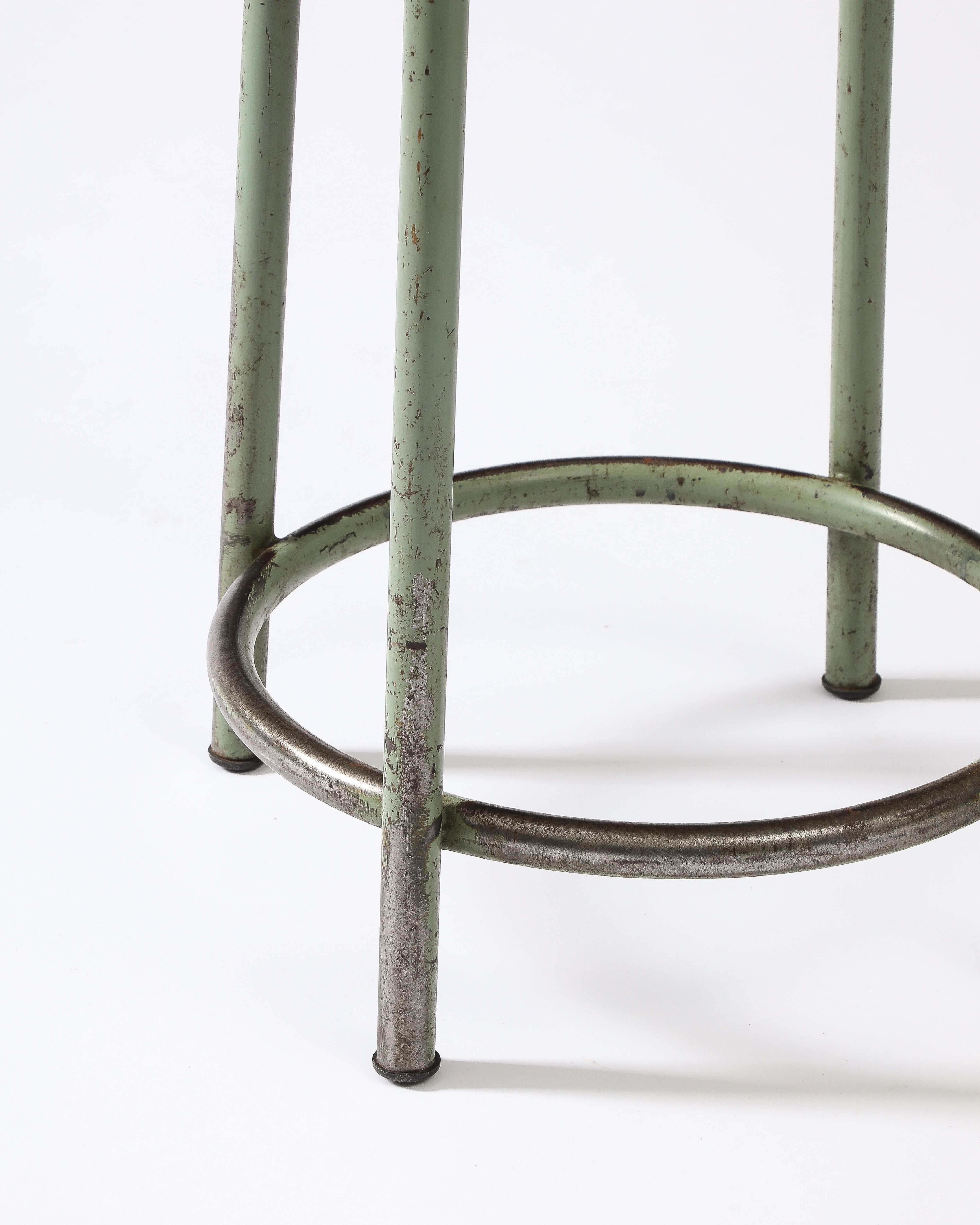 Werkstatthocker aus Holz und lackiertem Stahl, Frankreich, ca. 1950er Jahre im Angebot 8