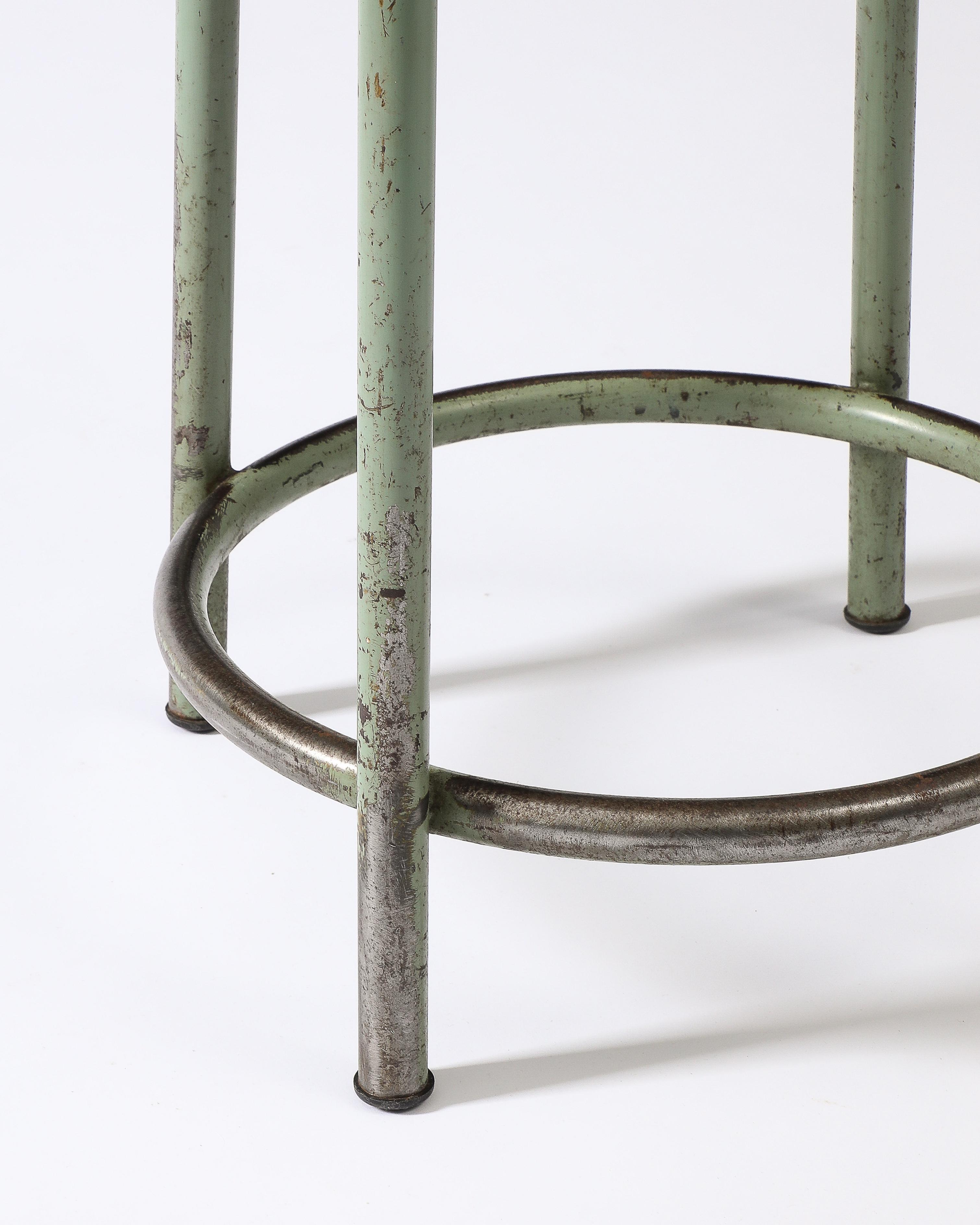 Werkstatthocker aus Holz und lackiertem Stahl, Frankreich, ca. 1950er Jahre im Angebot 10
