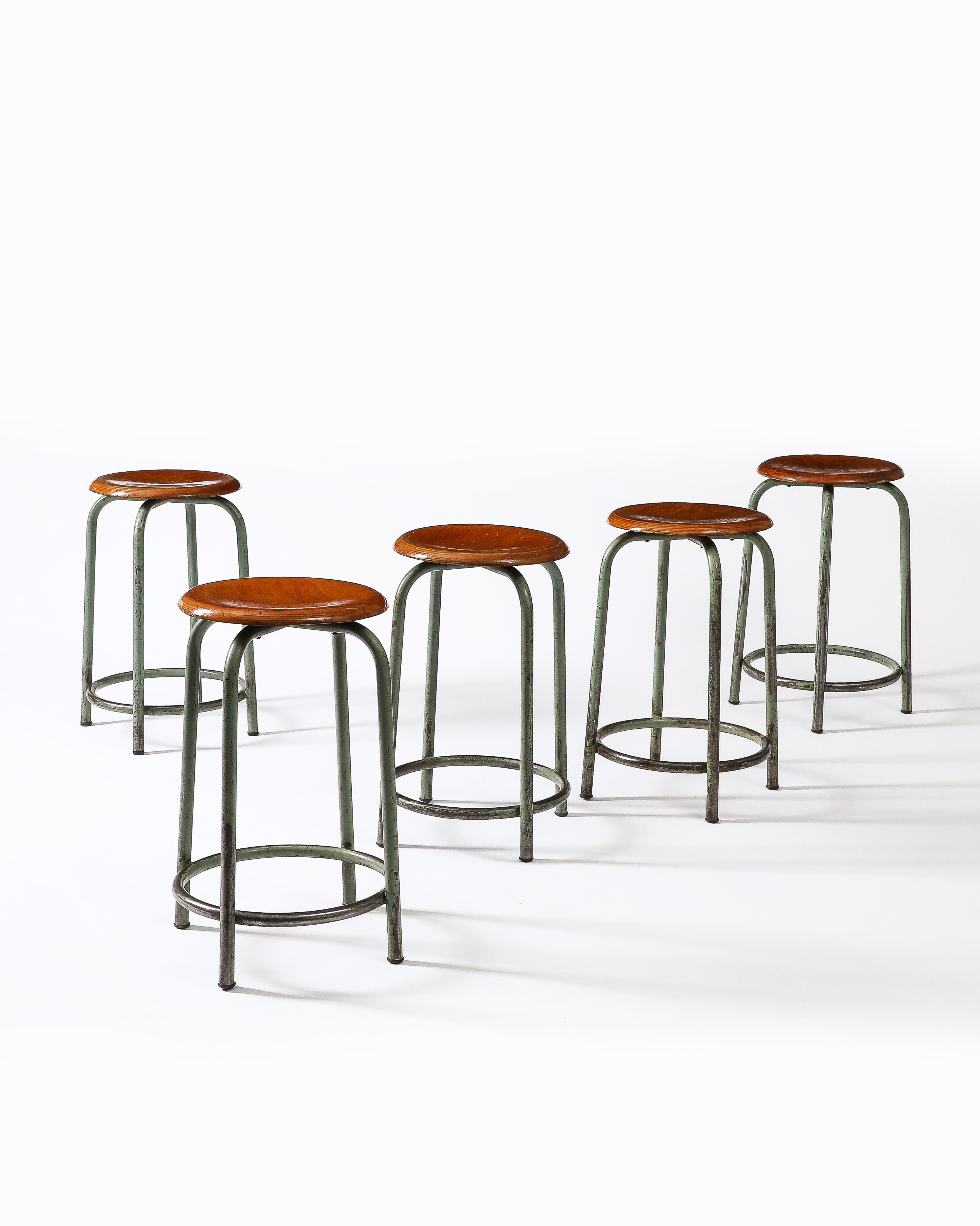 Werkstatthocker aus Holz und lackiertem Stahl, Frankreich, ca. 1950er Jahre (Moderne) im Angebot